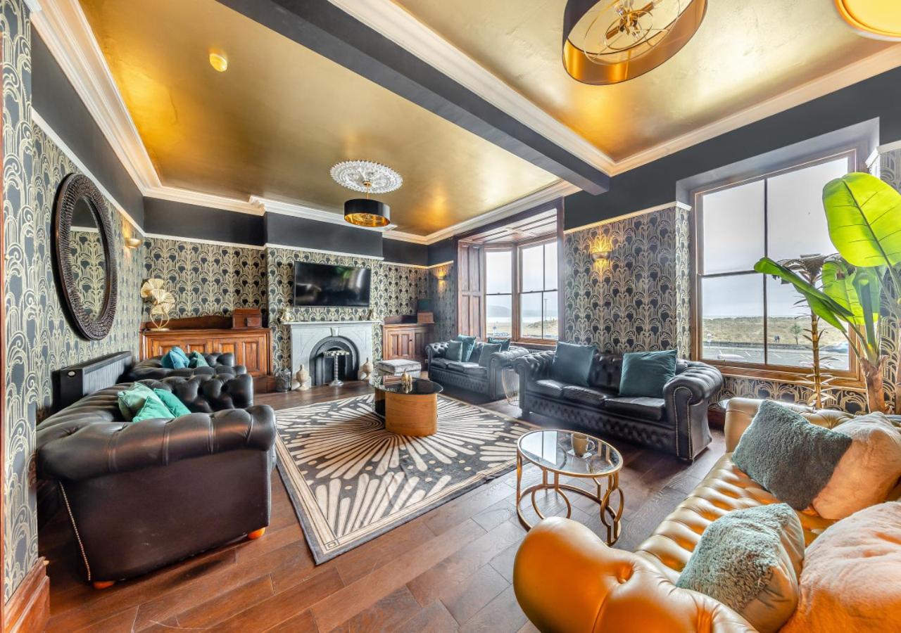 Nine-Bedroom House photo 1