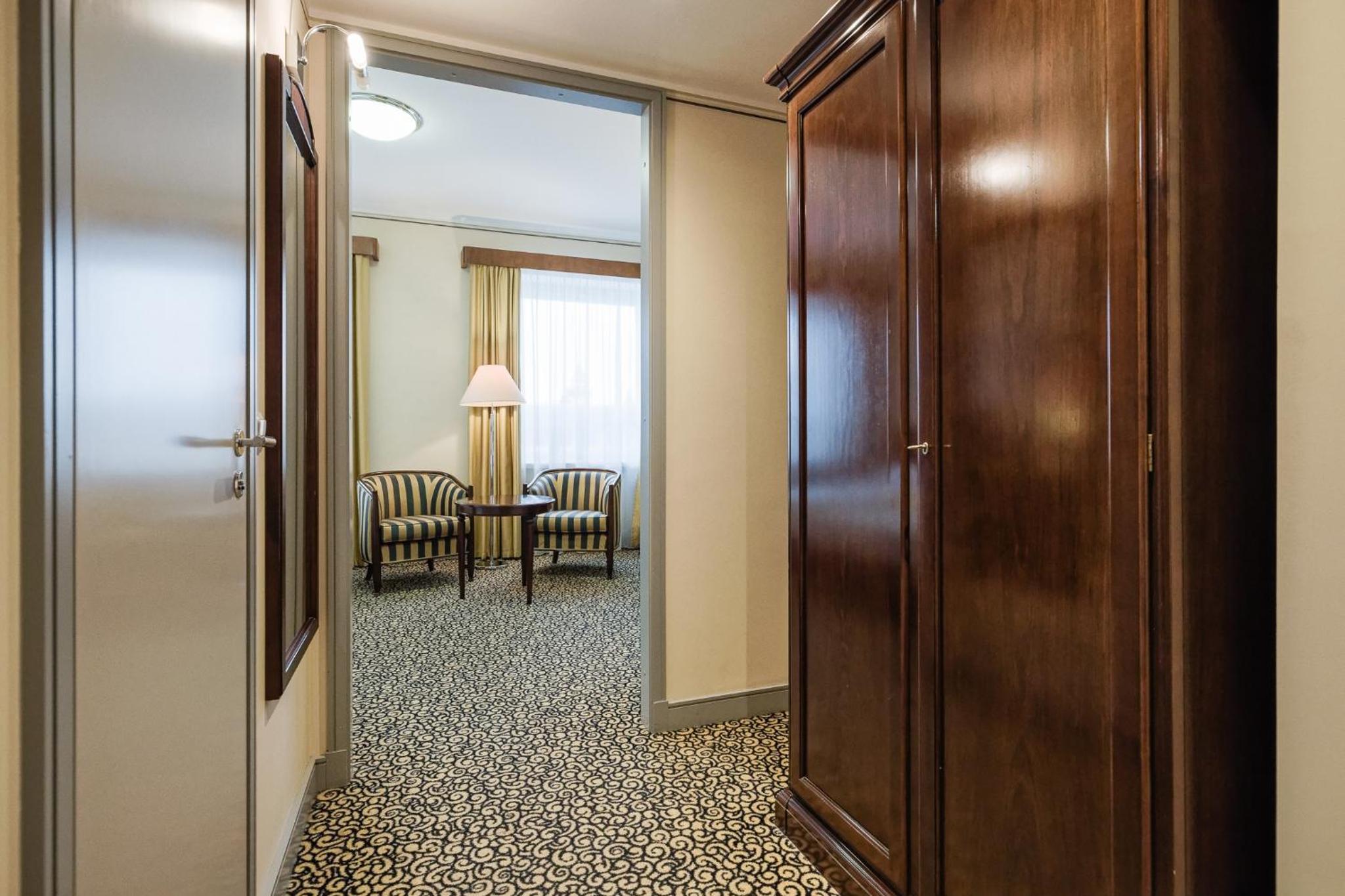 Large Double Room - Photo 3