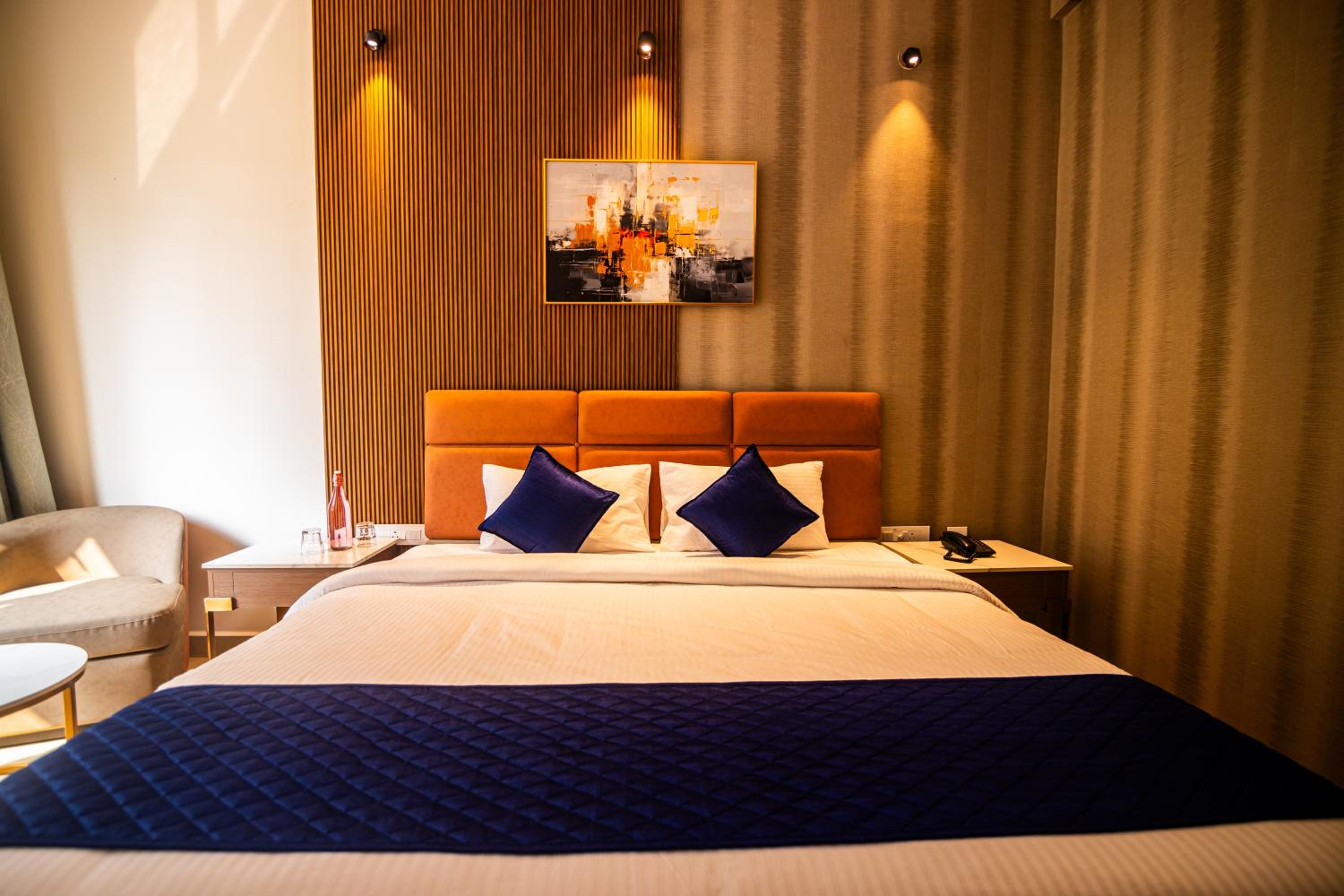 Deluxe Double Room (2 Adults + 1 Child) photo 2