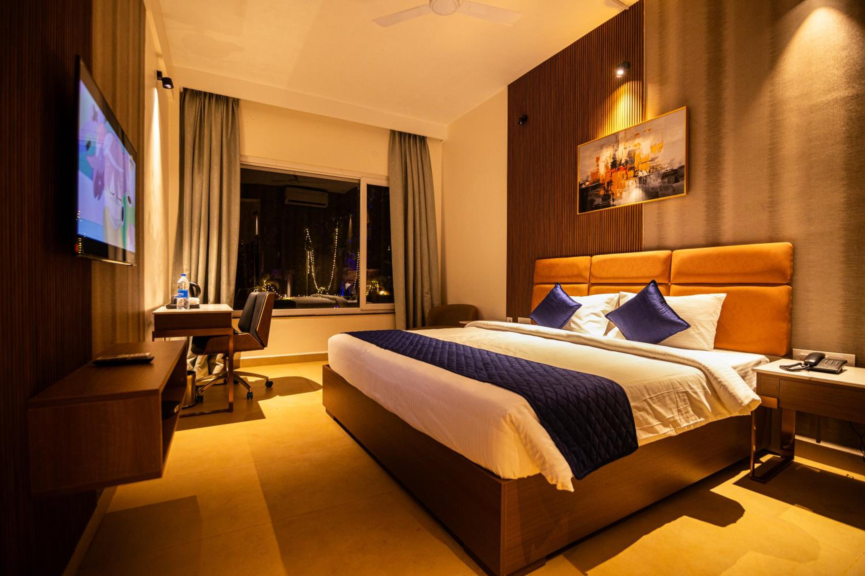 Deluxe Double Room (2 Adults + 1 Child) photo 3