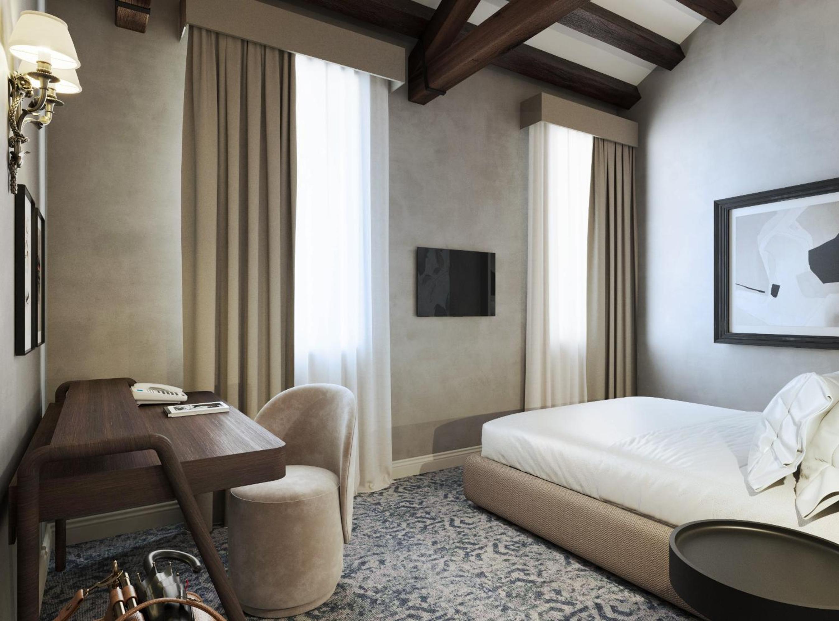 Small Double Room with Queen Bed and Partial Grand Canal View photo 1