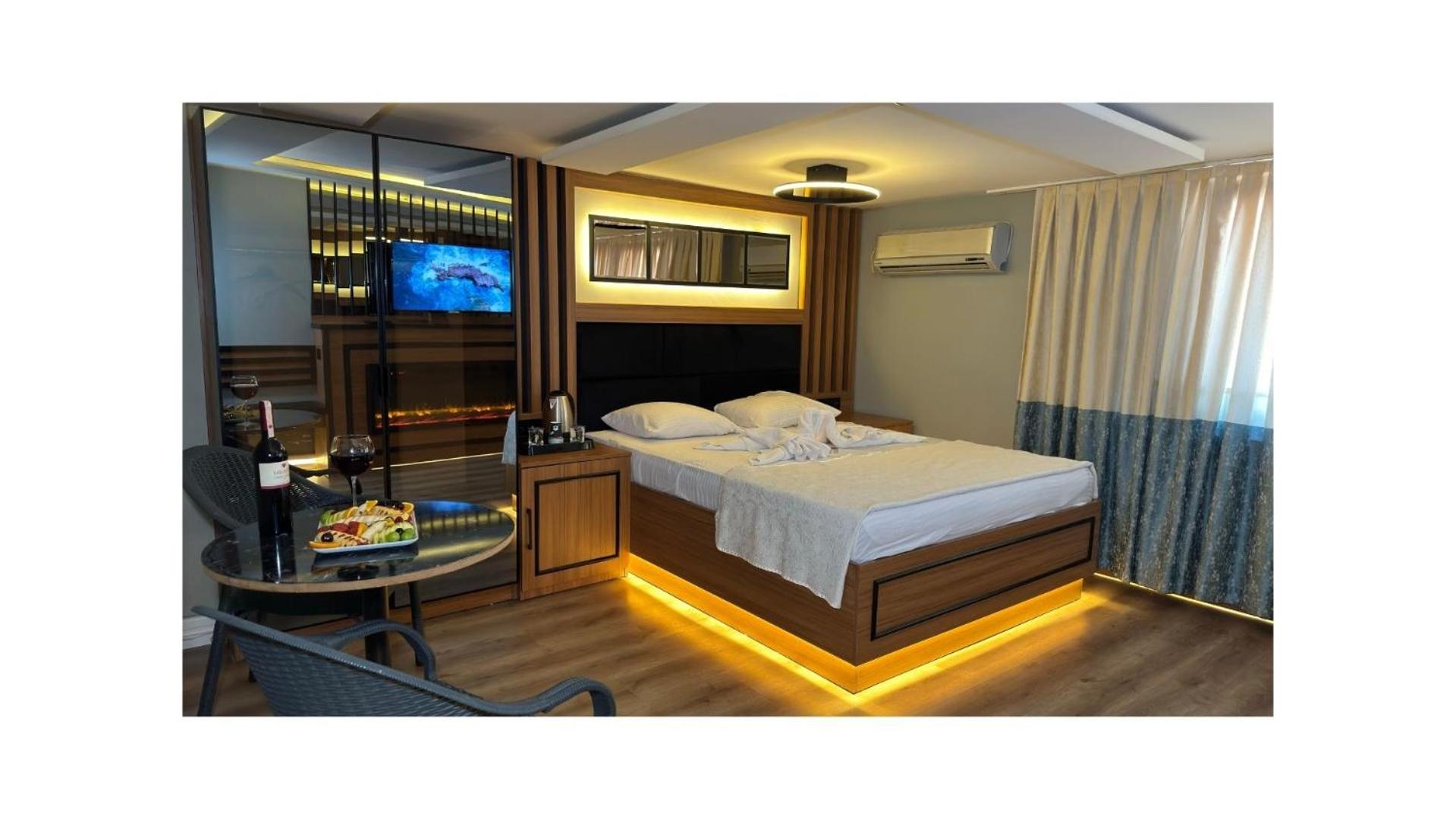 Deluxe Double Room with Balcony photo 2