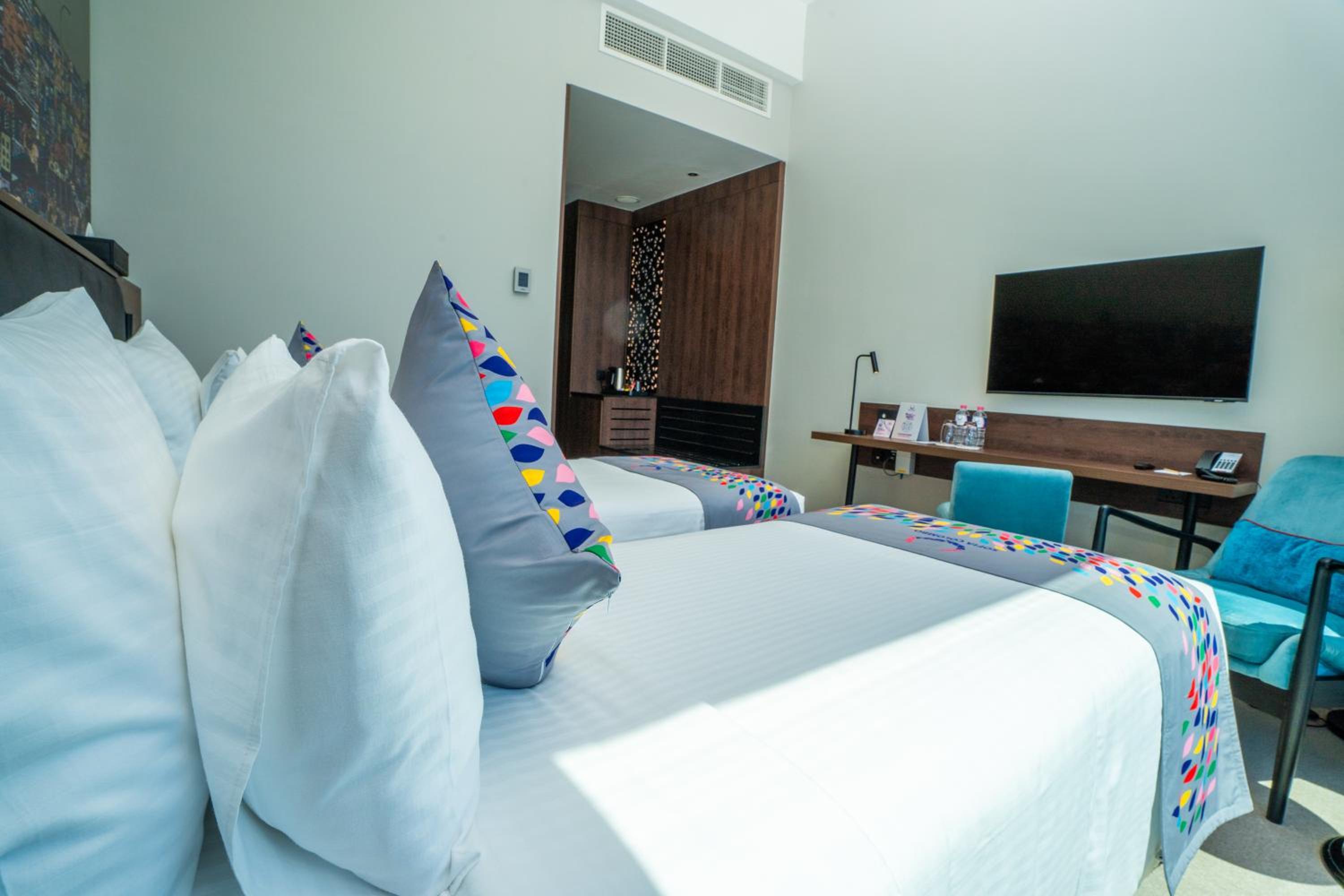Deluxe Twin Room with City View  - Photo 4
