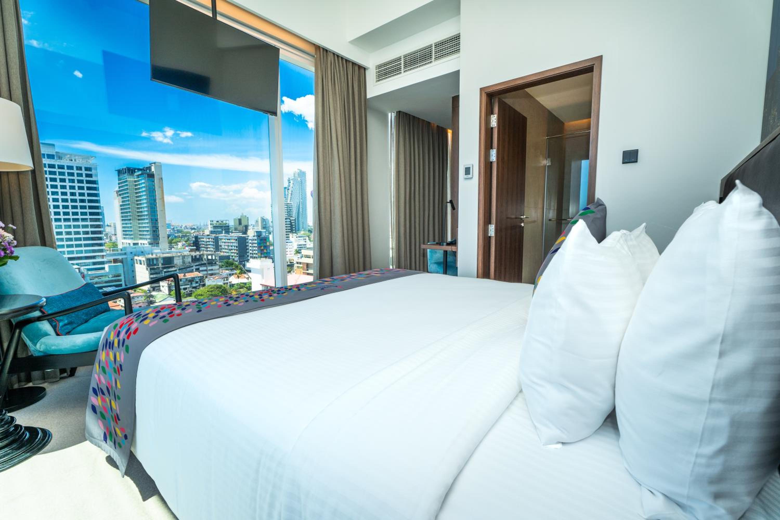 Deluxe King Room with City View  - Photo 3