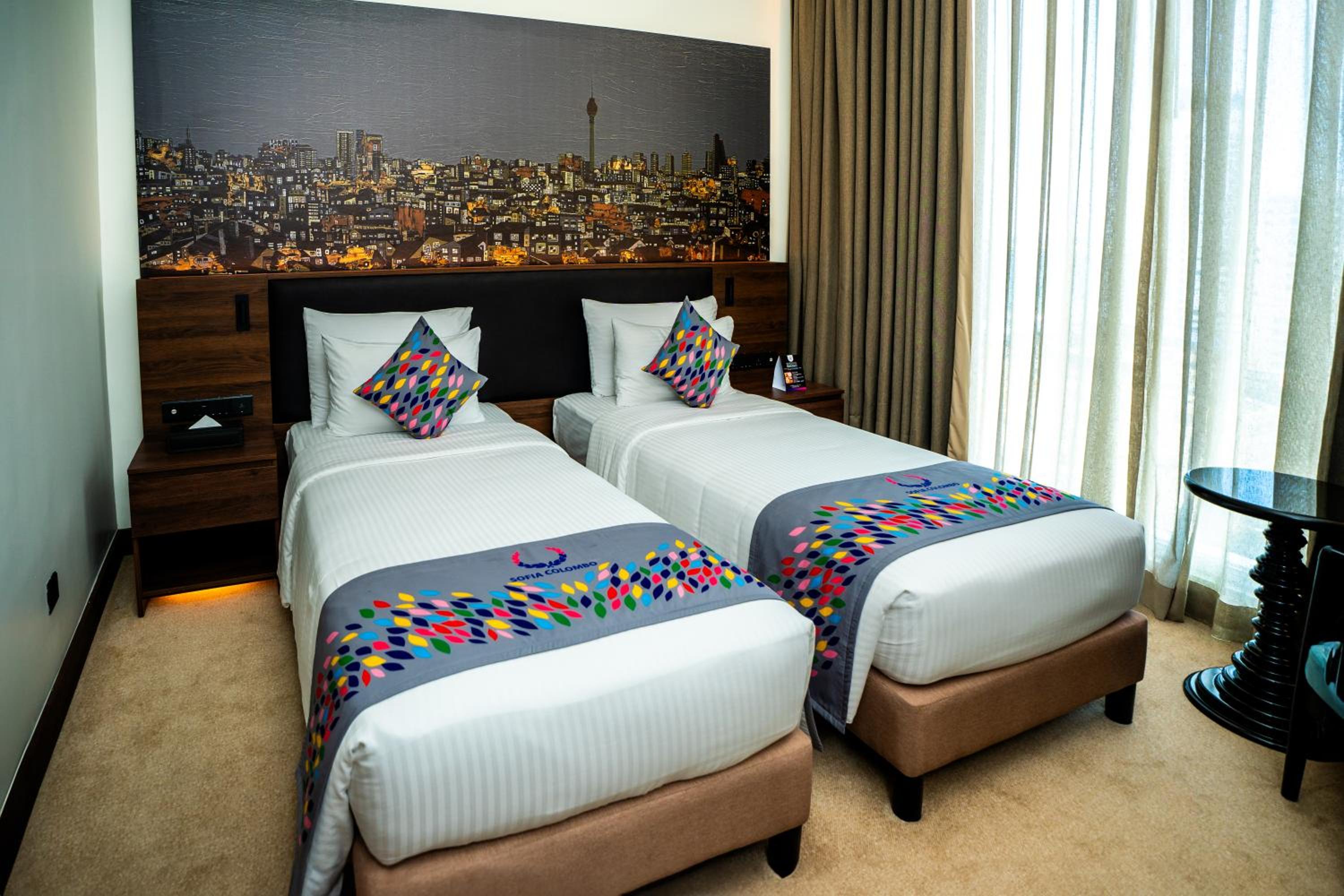 Deluxe Twin Room with City View  - Photo 5