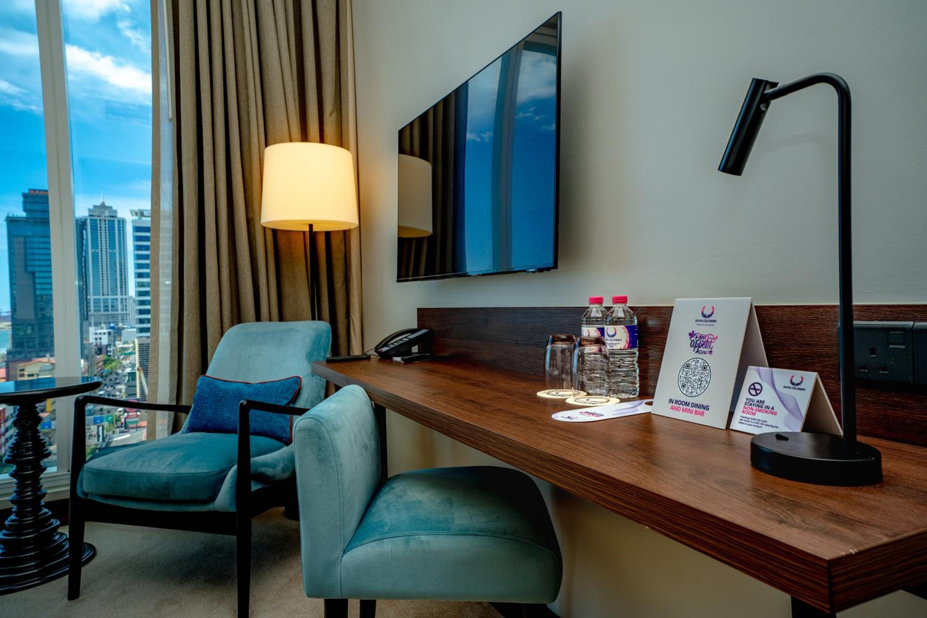 Deluxe Twin Room with Partial Sea View - Photo 5