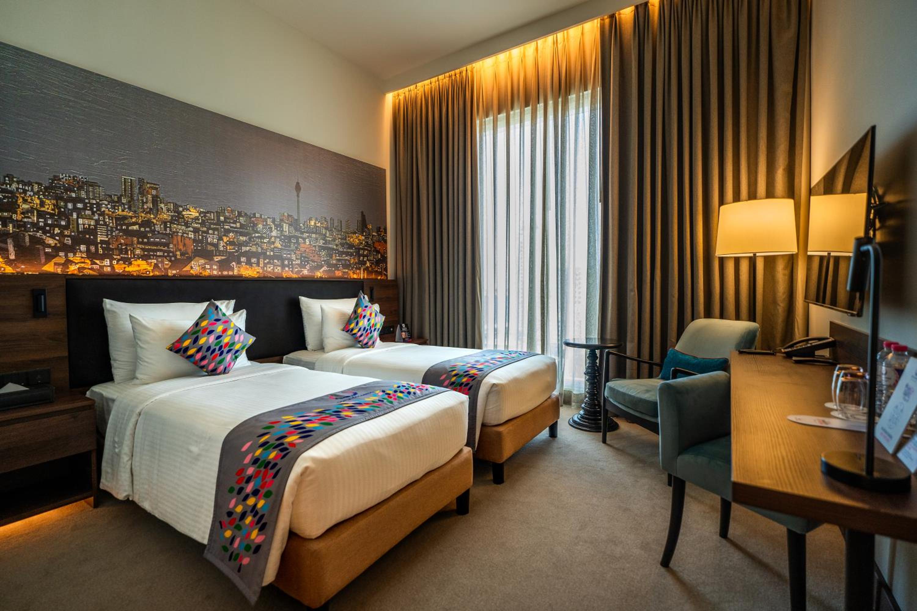 Deluxe Twin Room with City View  - Photo 7
