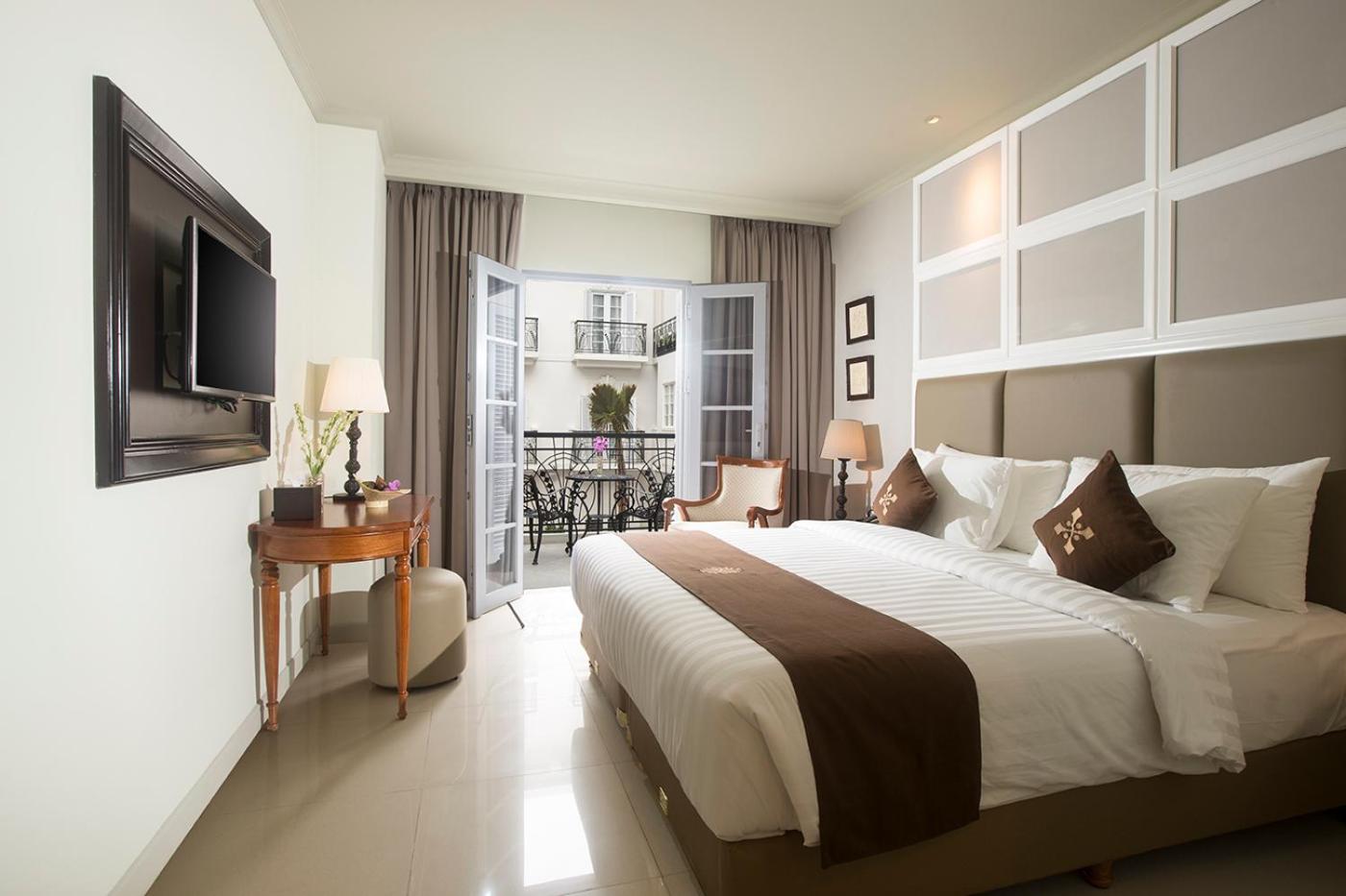 Deluxe King Room with Balcony