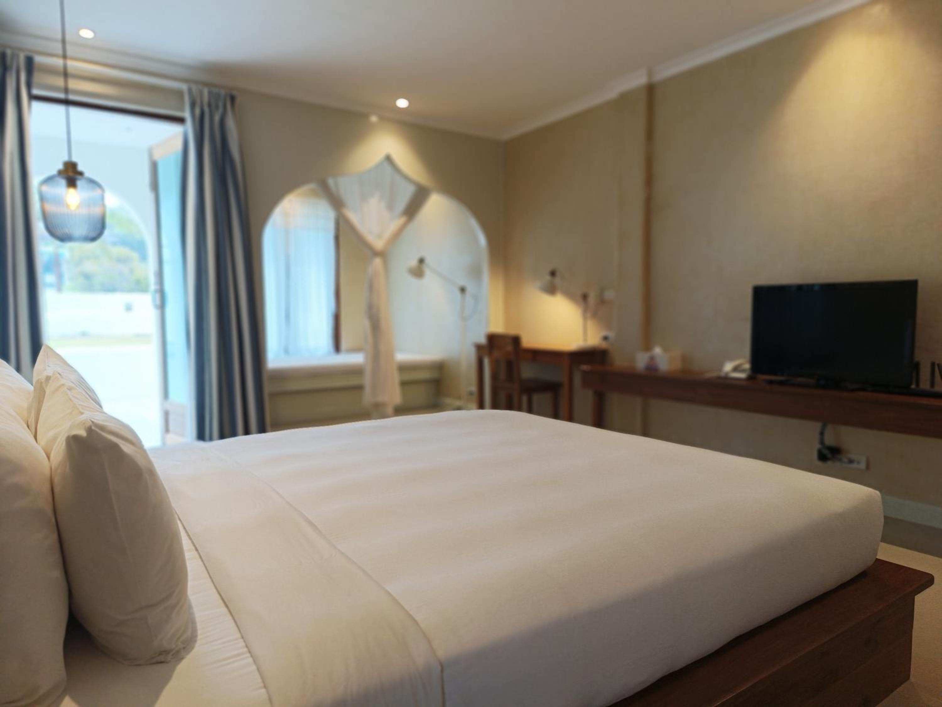 Quayside Suite River Access with Bathtub - Photo 18