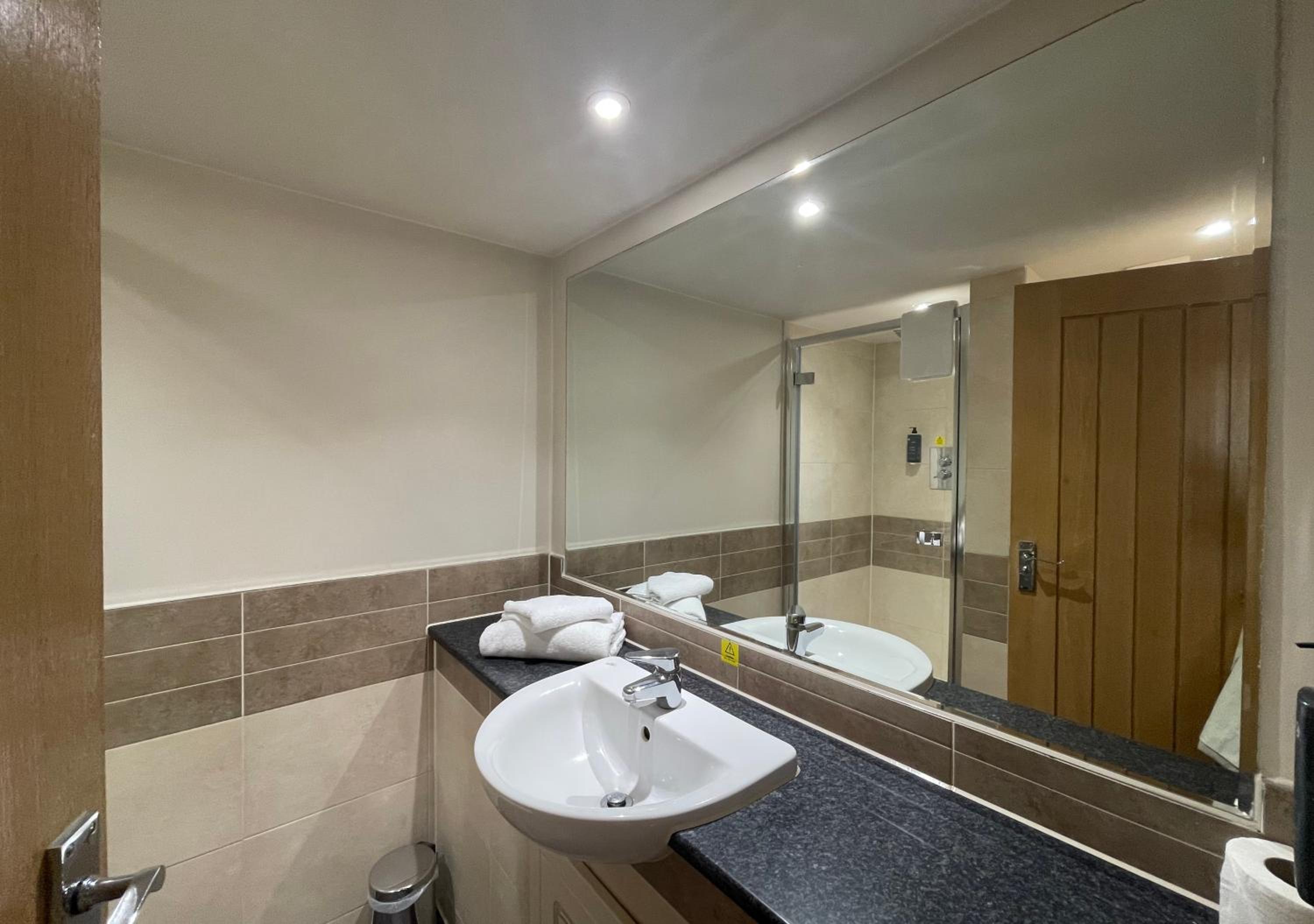 Cozy Double Room with 4 Days Parking