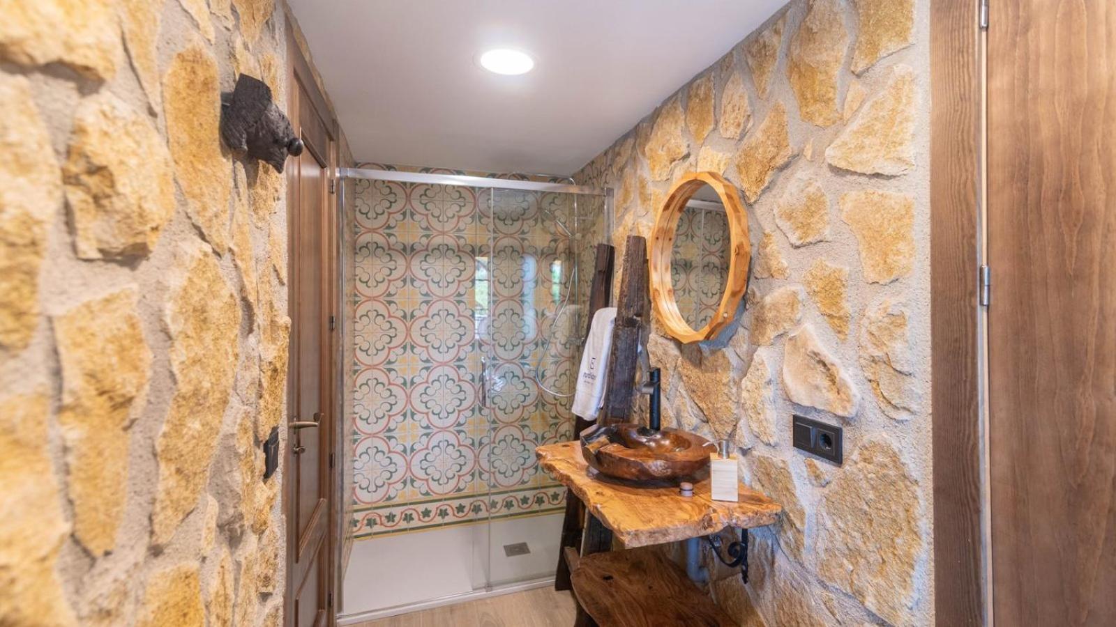 Eleven-Bedroom House photo 3