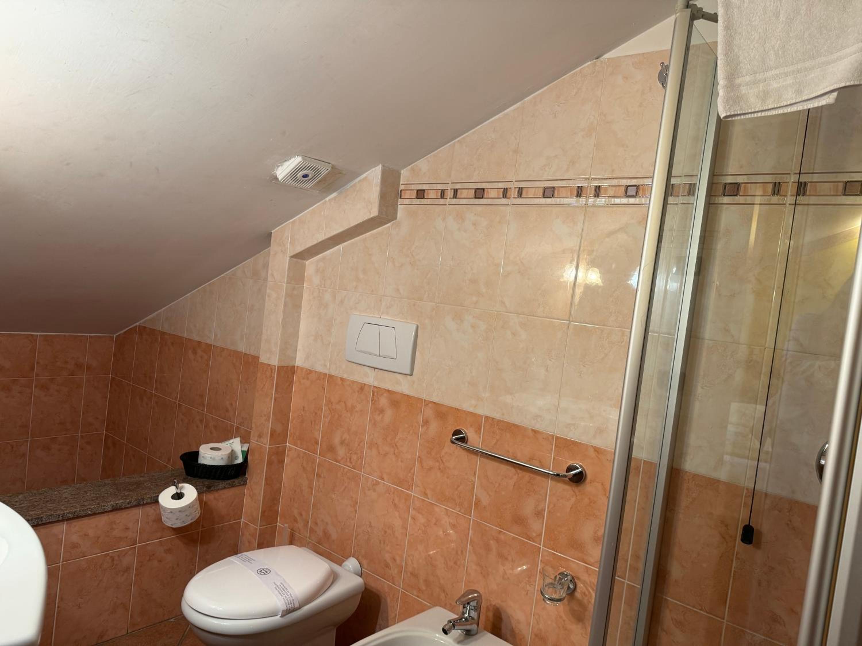 One-Bedroom Apartment - Attic - Photo 15