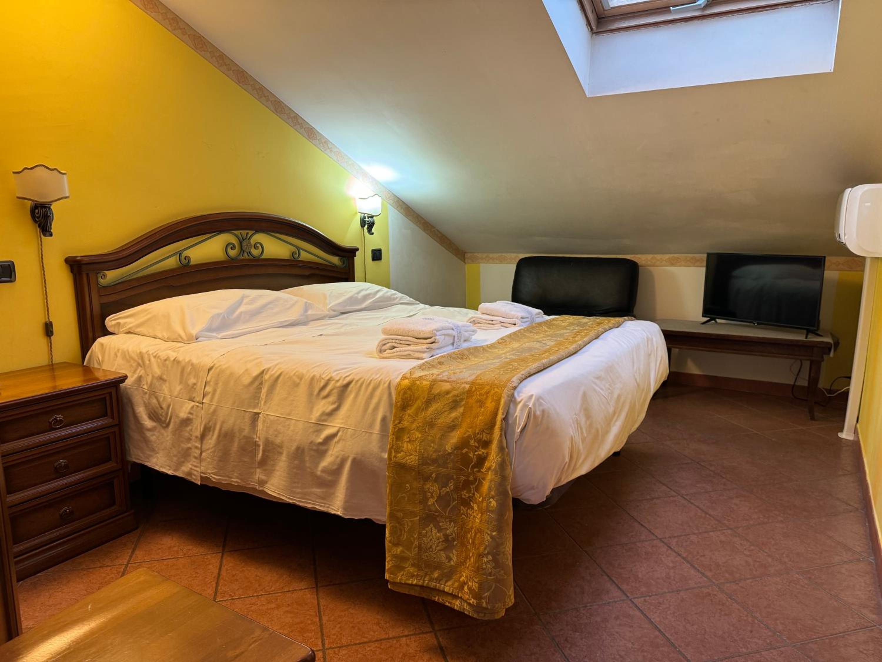 One-Bedroom Apartment - Attic - Photo 1