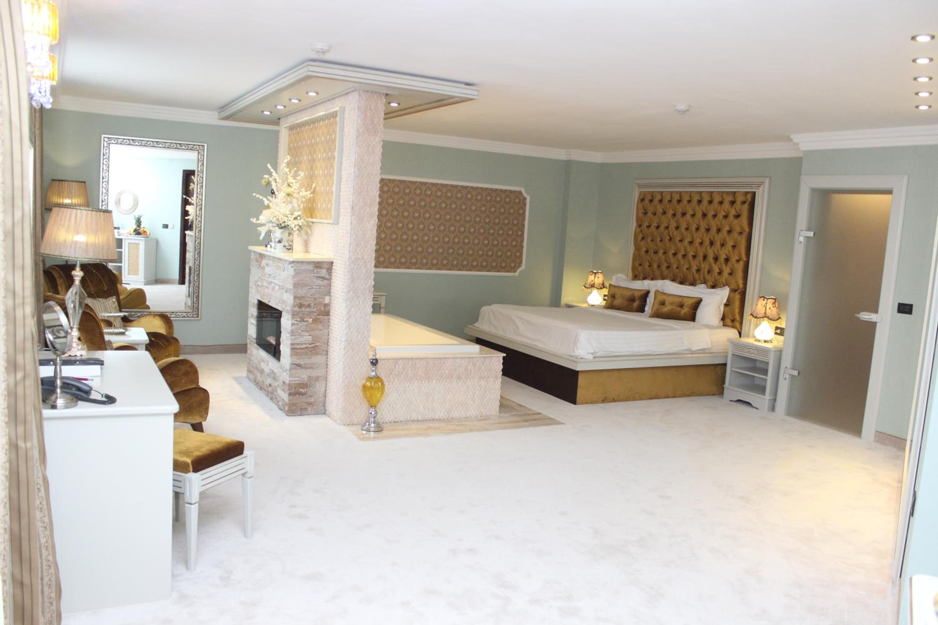 Deluxe Junior Suite - Photo 2