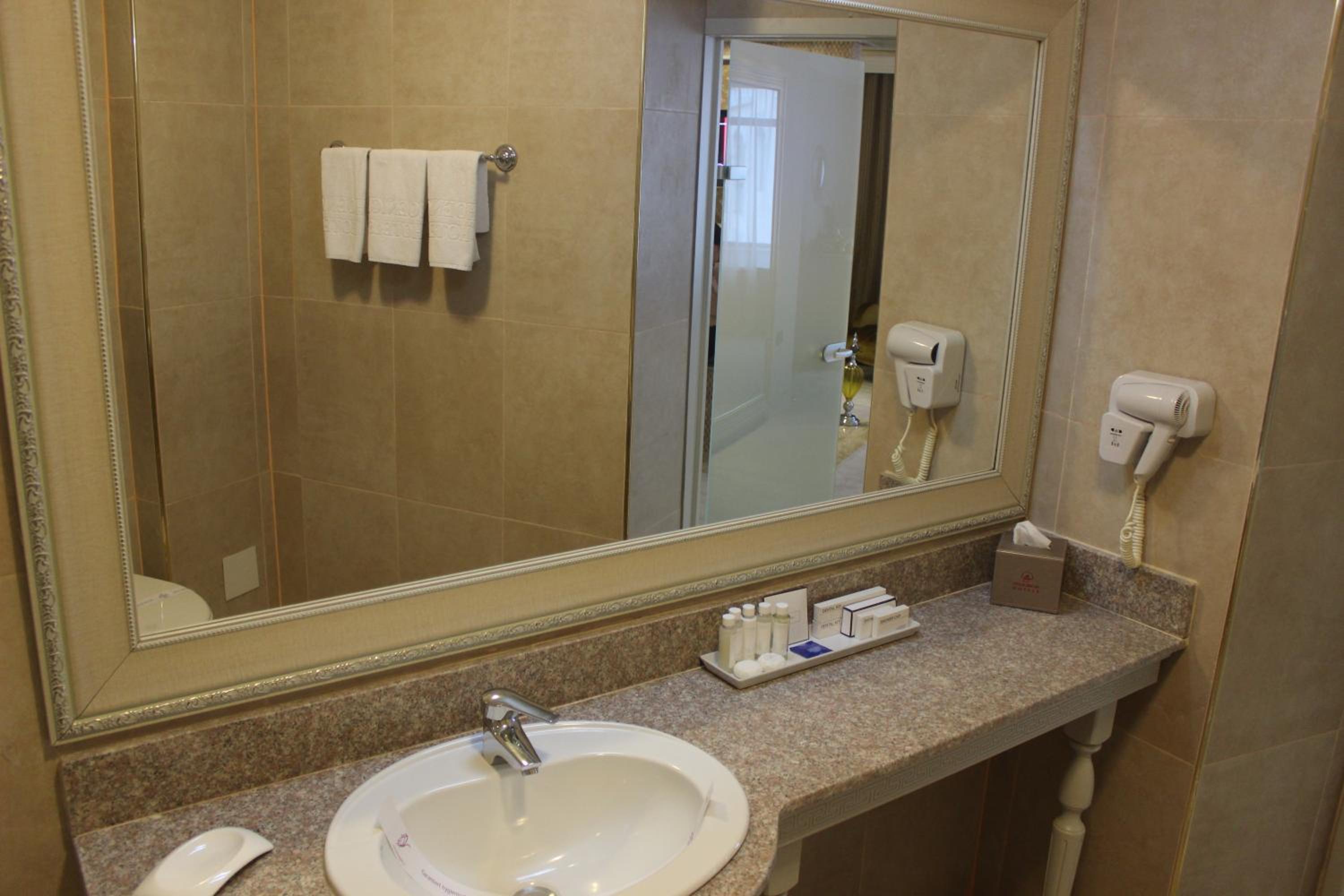 Deluxe Junior Suite - Photo 4