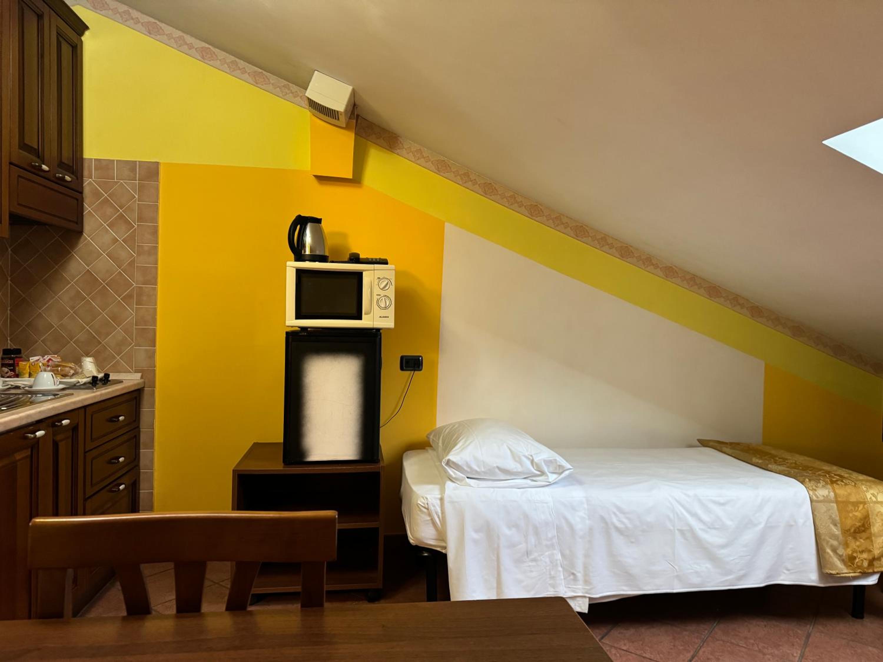 One-Bedroom Apartment - Attic - Photo 2
