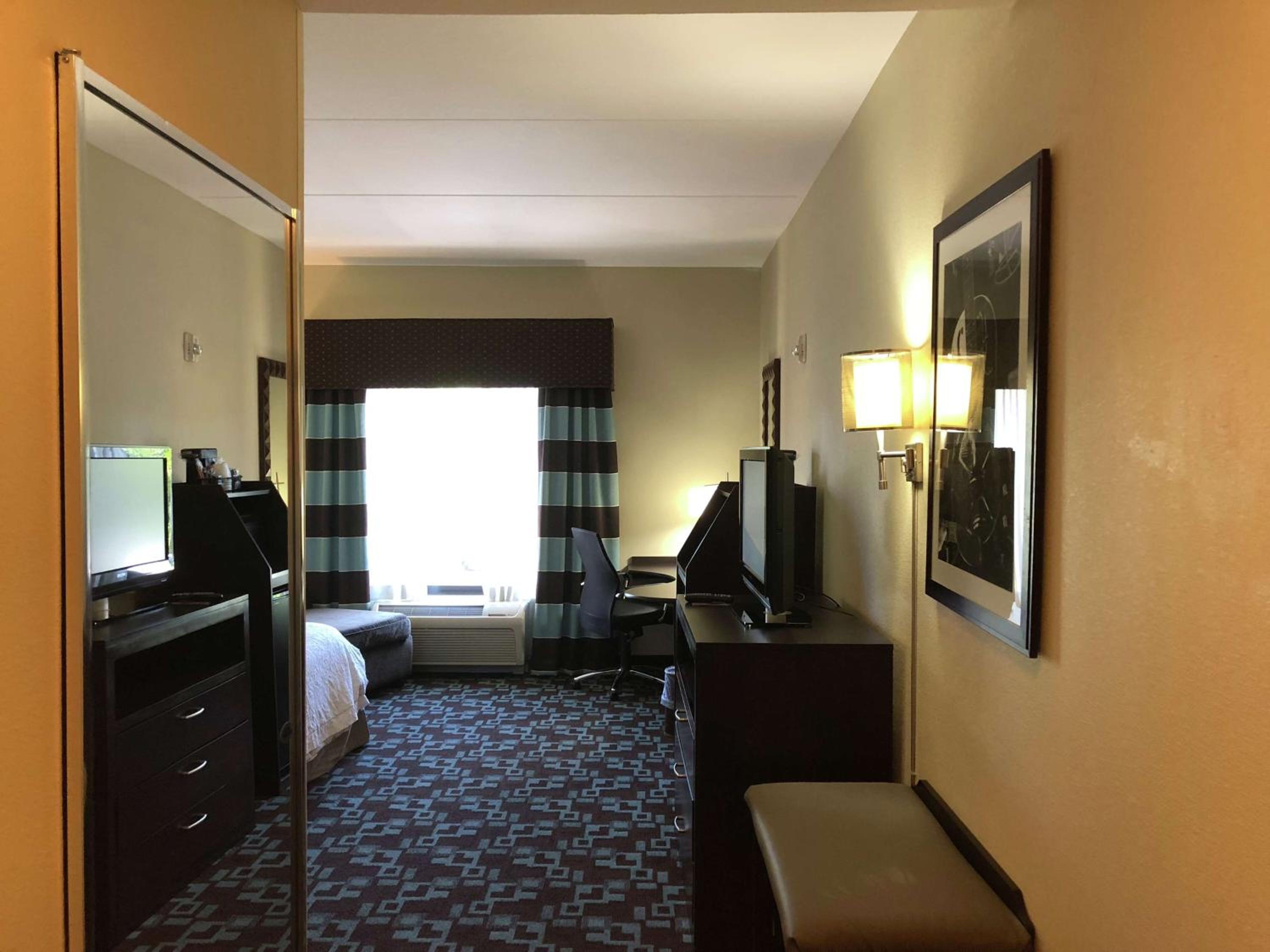 King Room with Accessible Tub - Mobility and Hearing Access/Non-Smoking - Photo 4