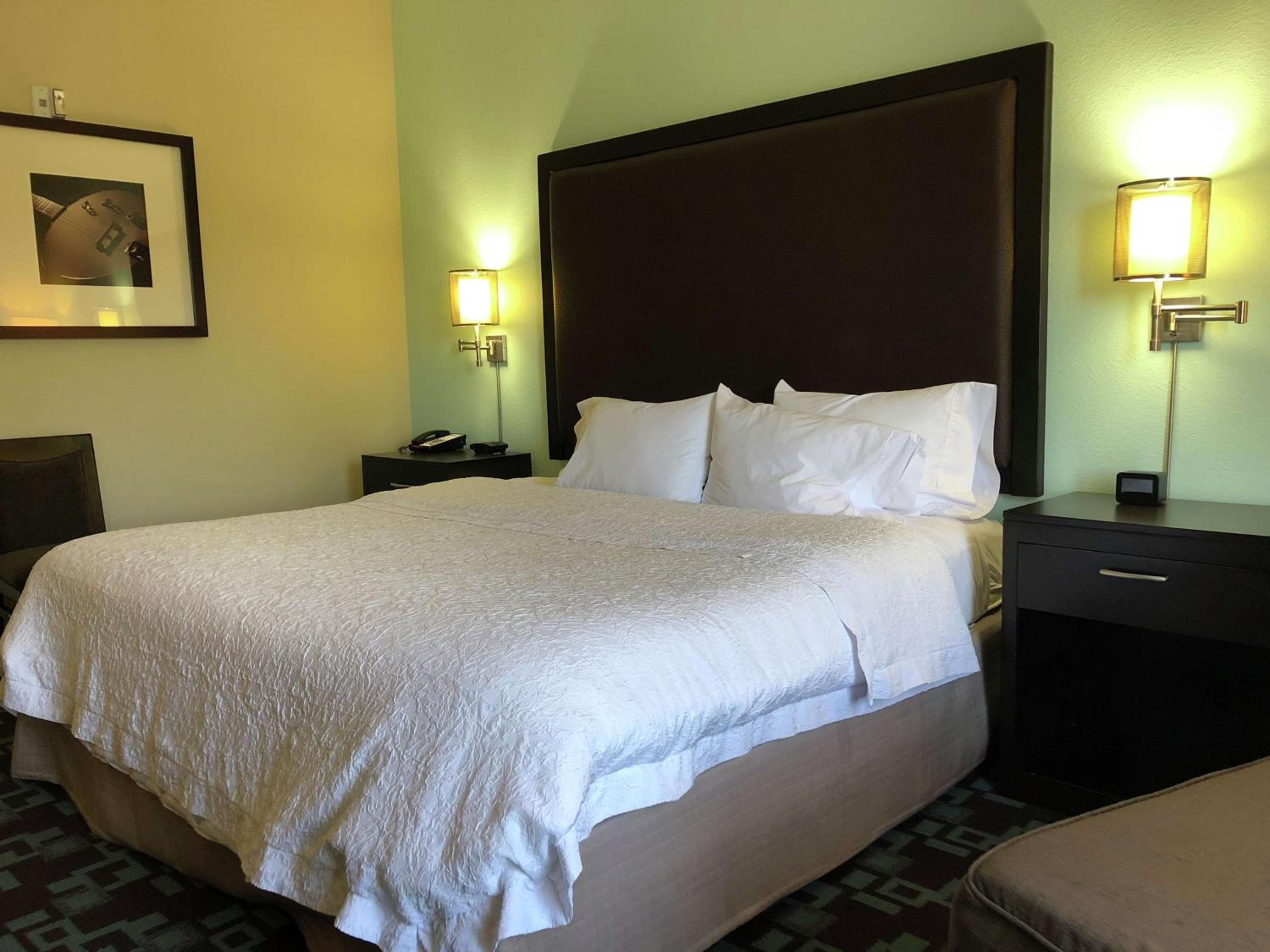 King Room with Accessible Tub - Mobility and Hearing Access/Non-Smoking - Photo 5