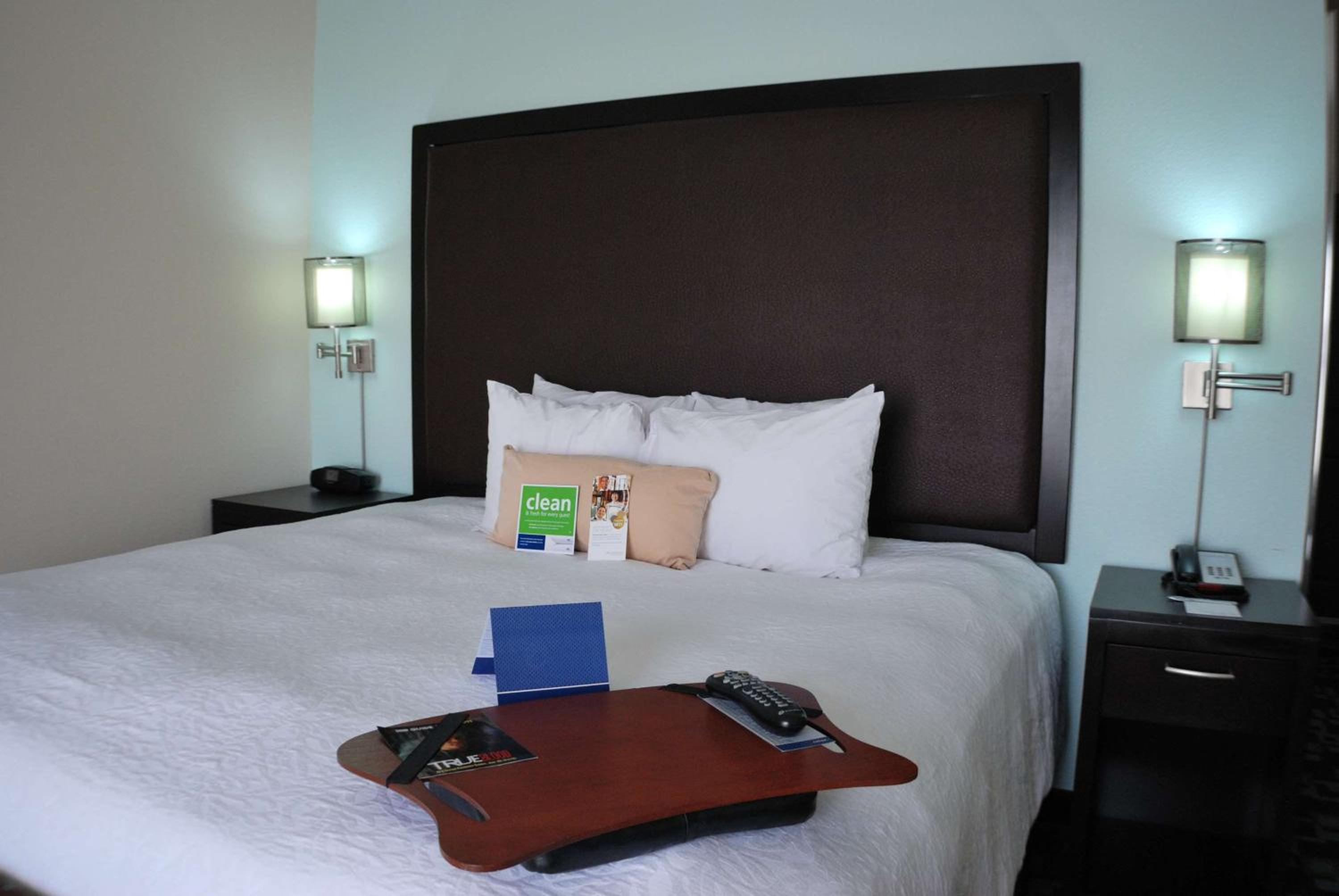 King Room with King Bed - Non-Smoking - Photo 1