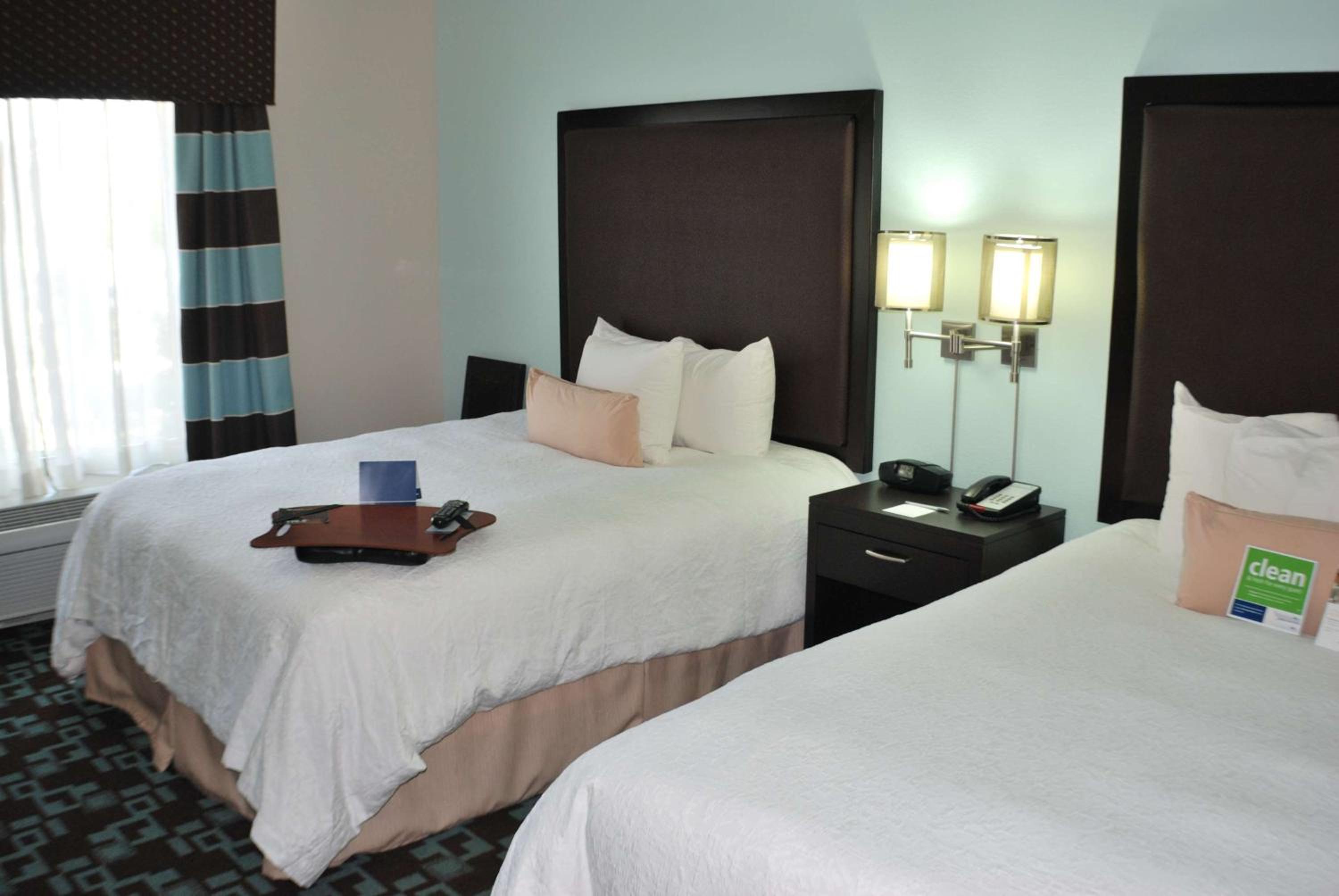 Room with Two Queen Beds - Non-Smoking - Photo 3