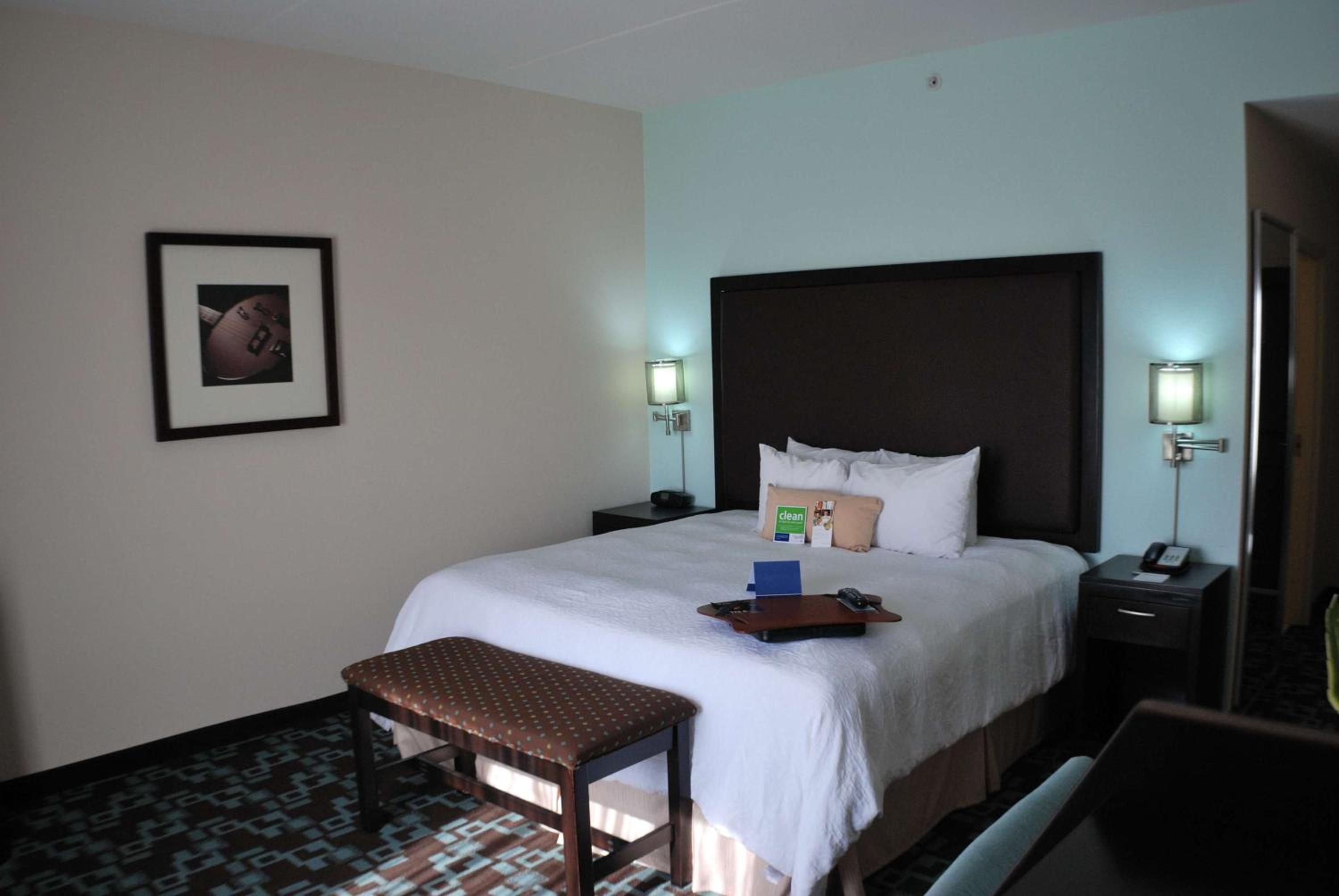 King Room with King Bed - Non-Smoking - Photo 3