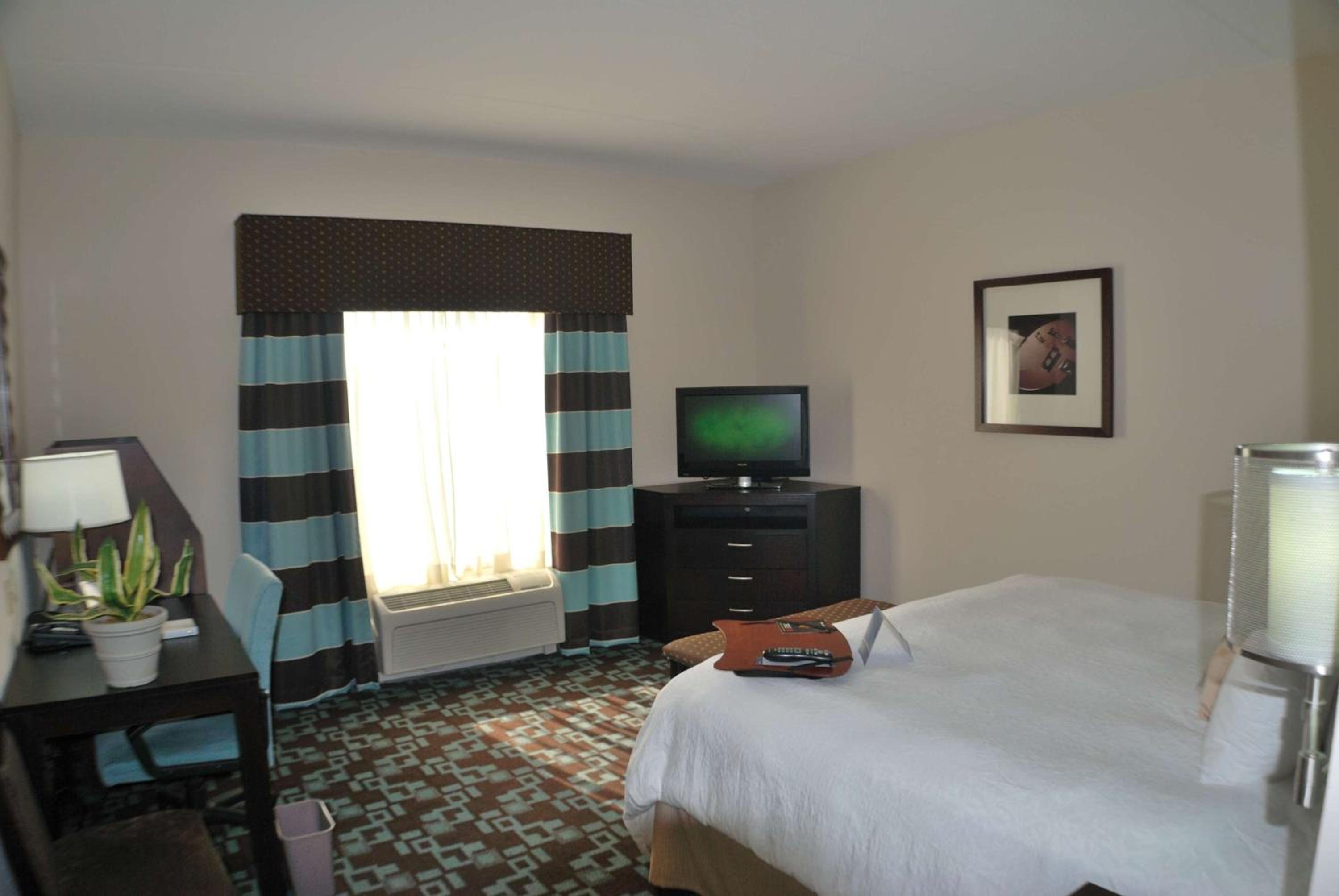 King Room with King Bed - Non-Smoking - Photo 2