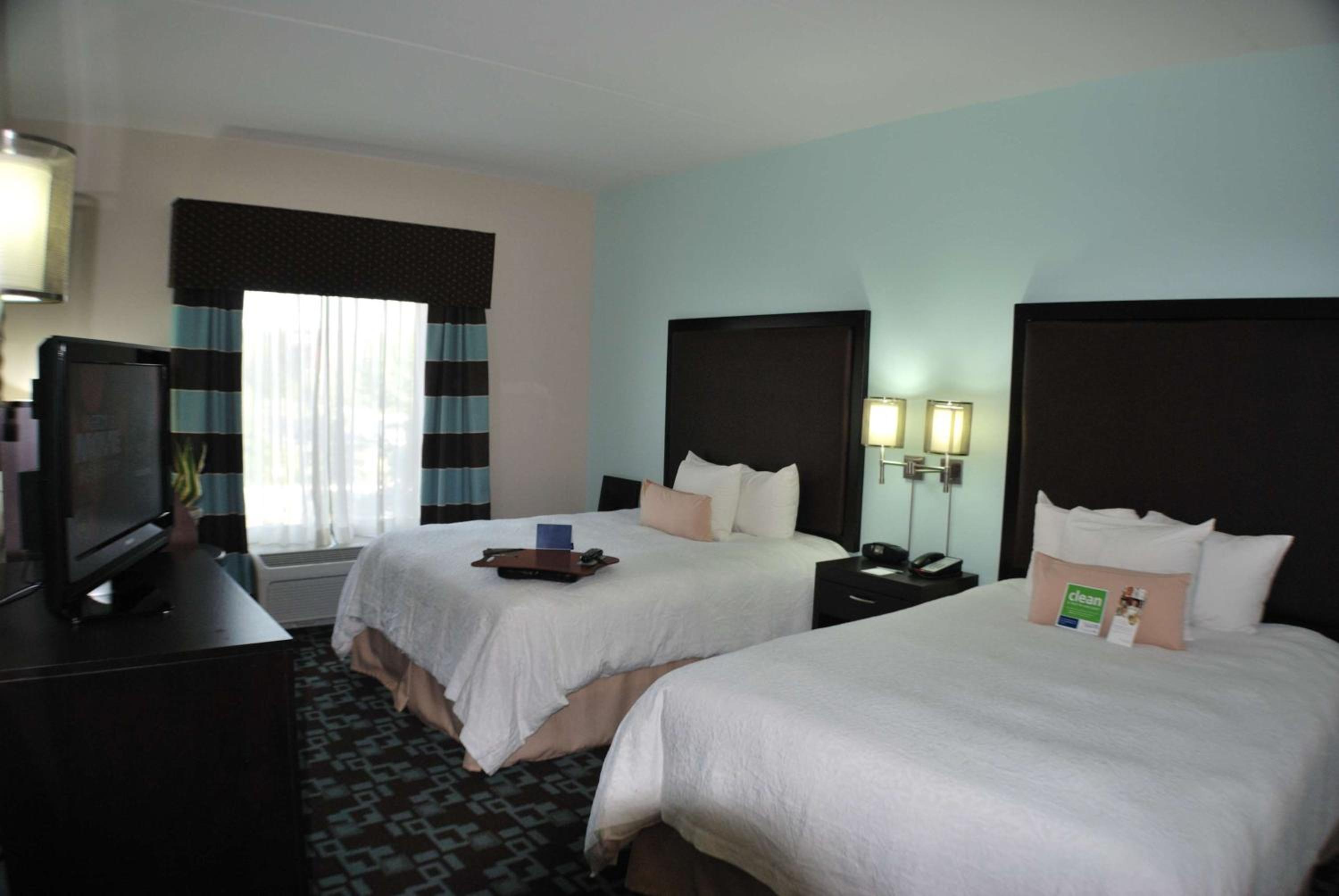 Room with Two Queen Beds - Non-Smoking - Photo 2