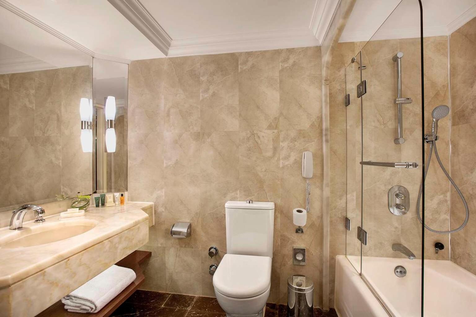 Family Garden Suite with Balcony and Executive Lounge Access thumbnail 6