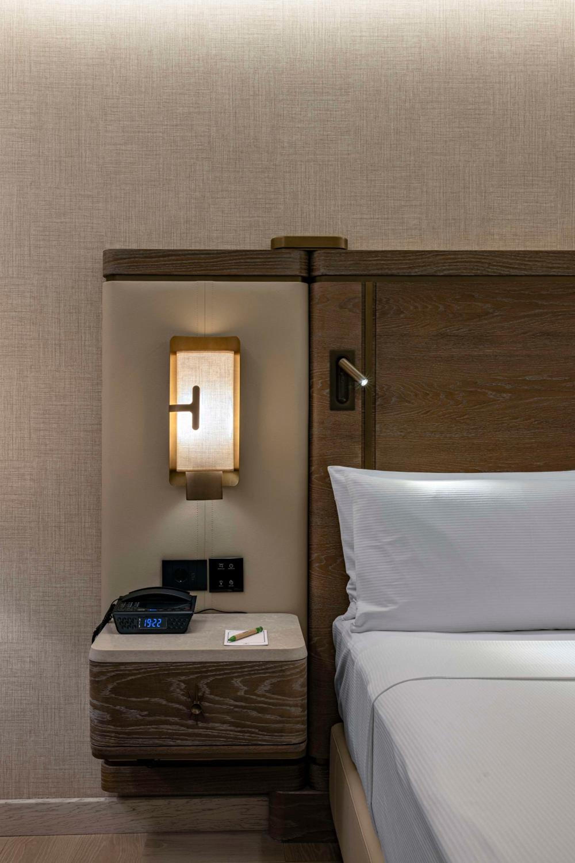 Deluxe King Room With Bosphorus View thumbnail 5