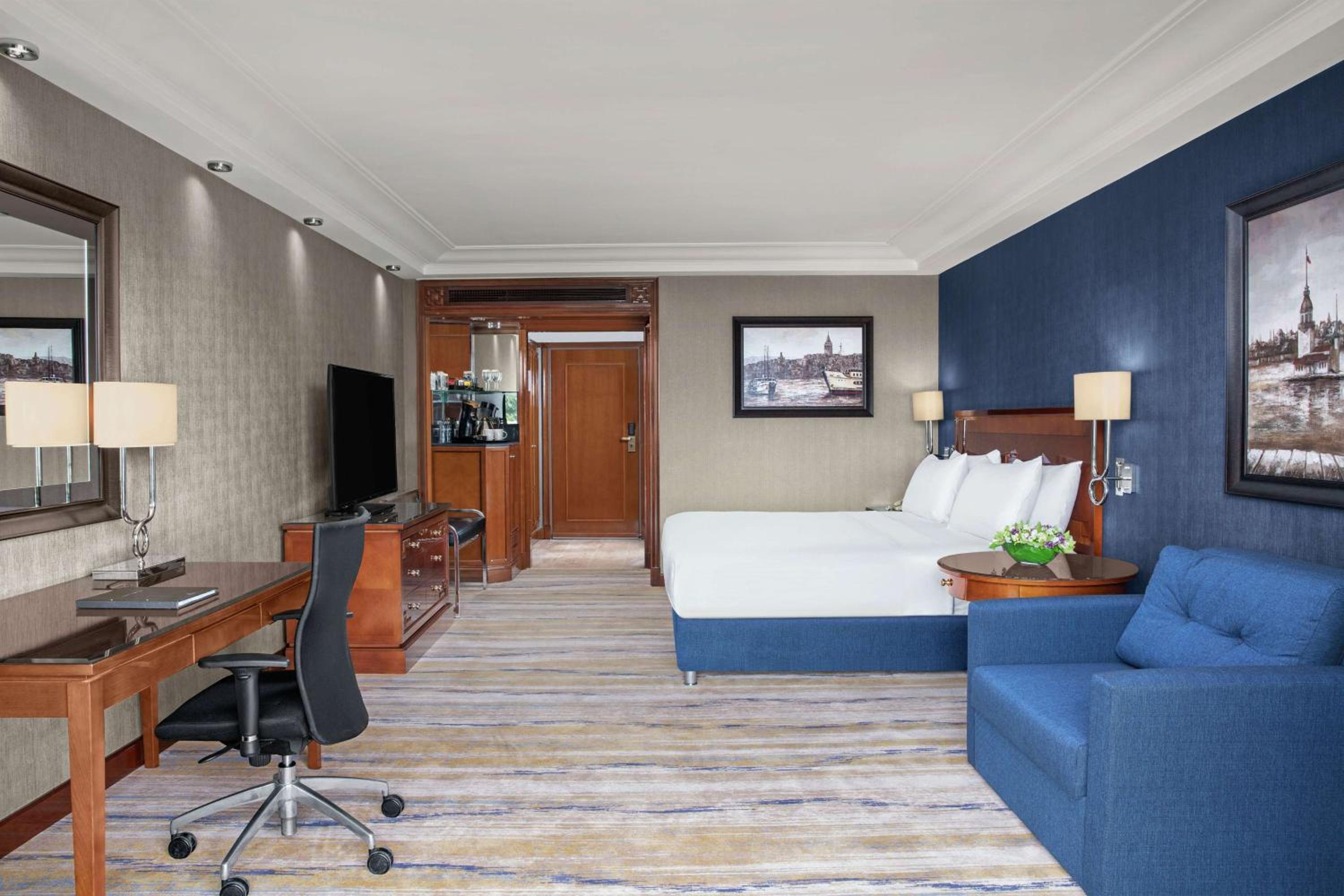 Family Garden Suite with Balcony and Executive Lounge Access thumbnail 5
