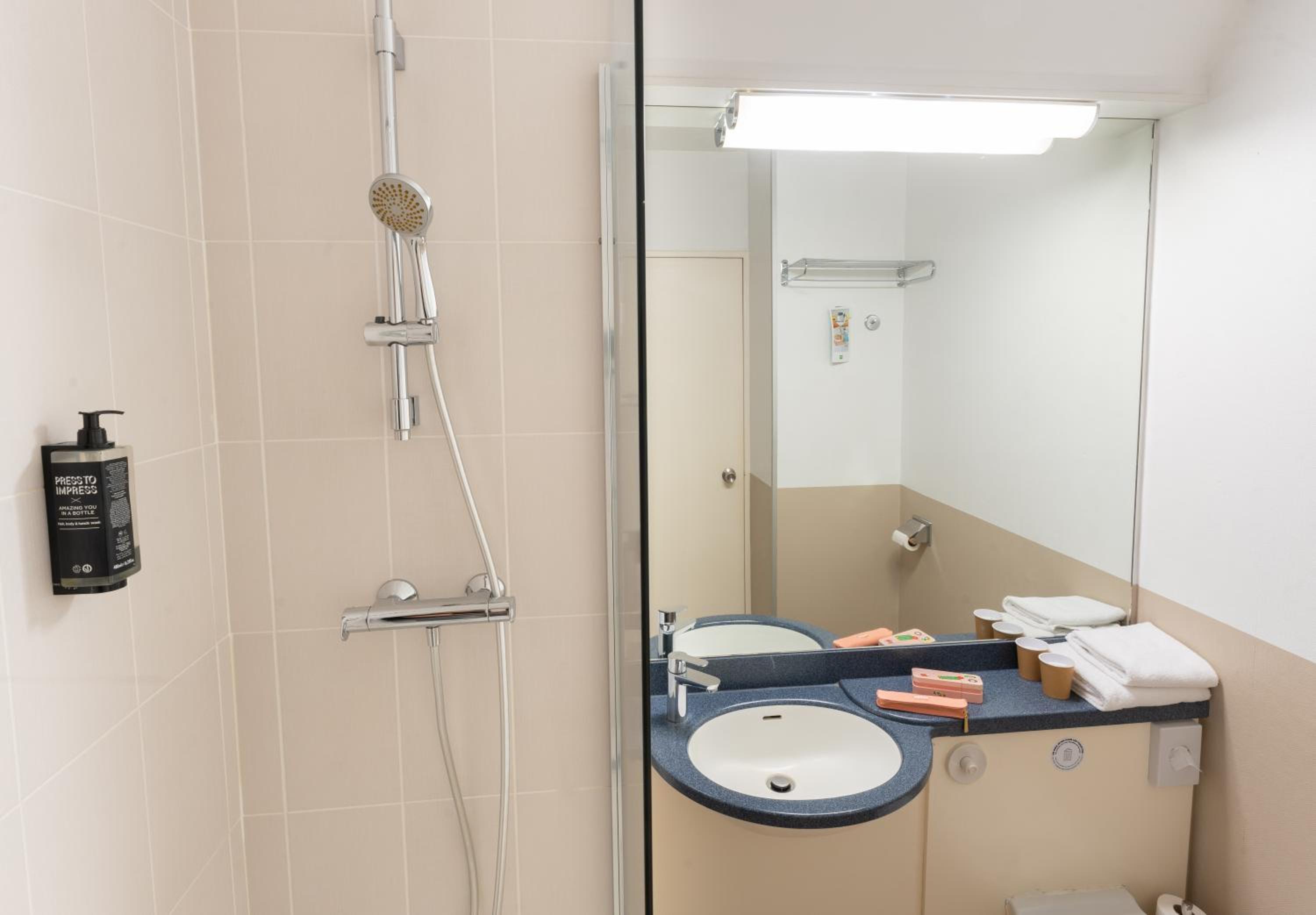 Standard Twin Room - Photo 10