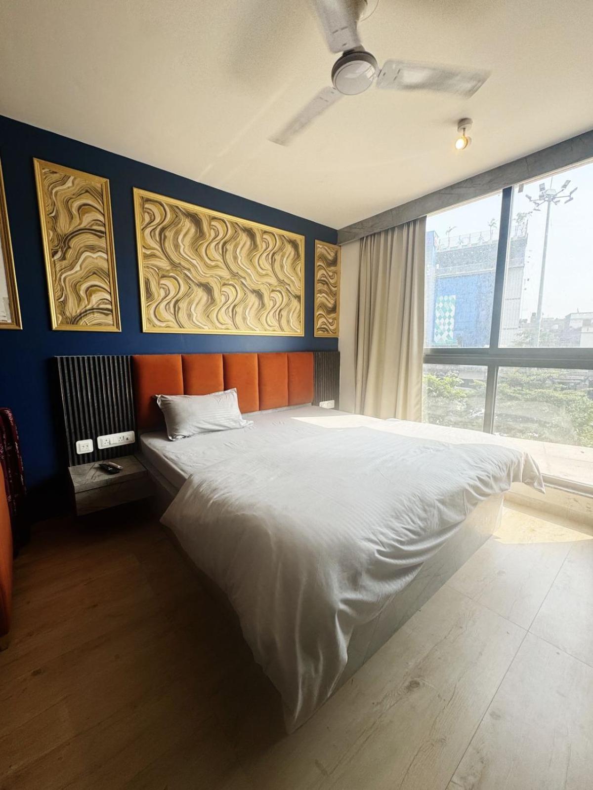 King Studio With Sofa Bed