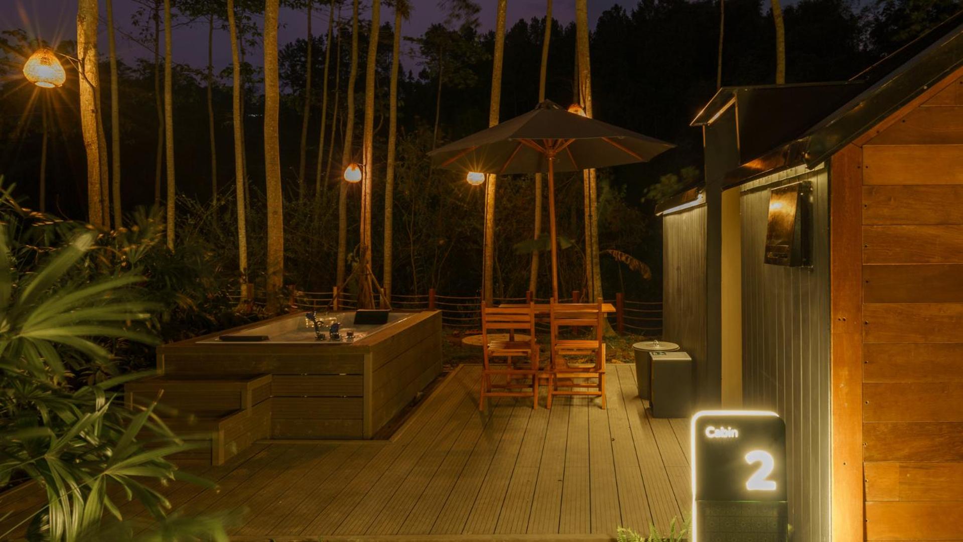 Deluxe Cabin Hot Tub