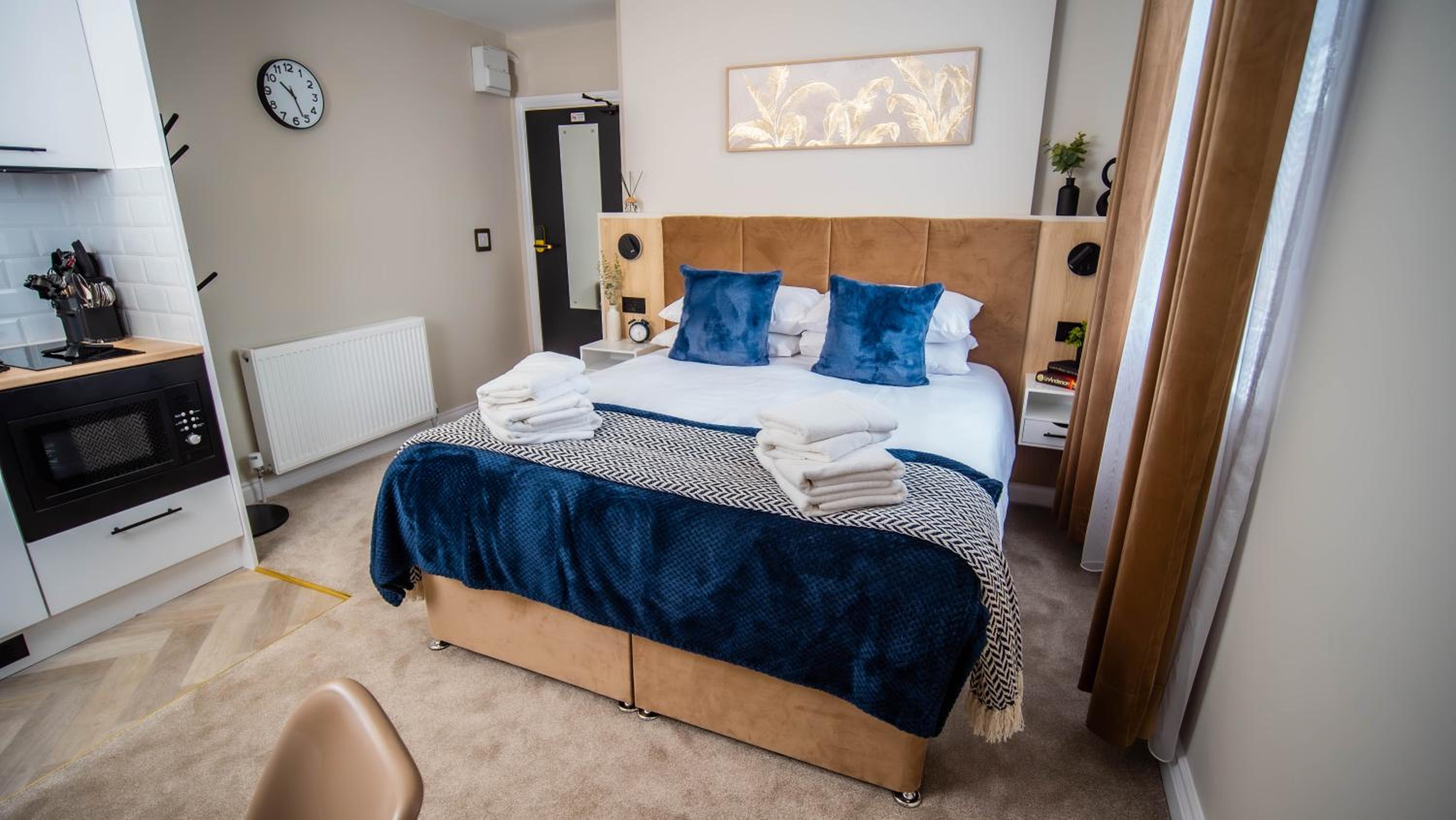 Deluxe One-Bedroom Apartment photo 2