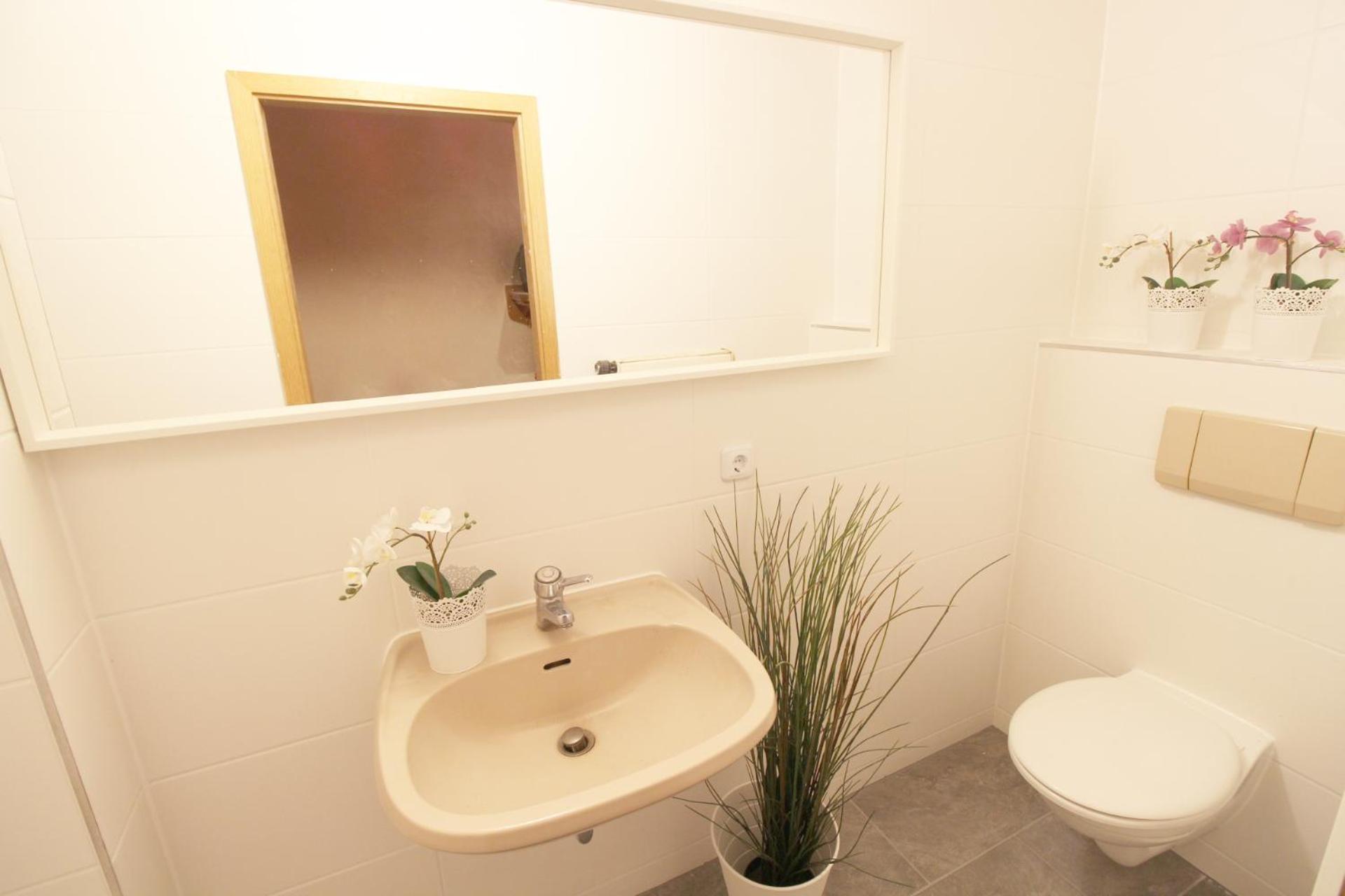 Family Room with Private Bathroom photo 2