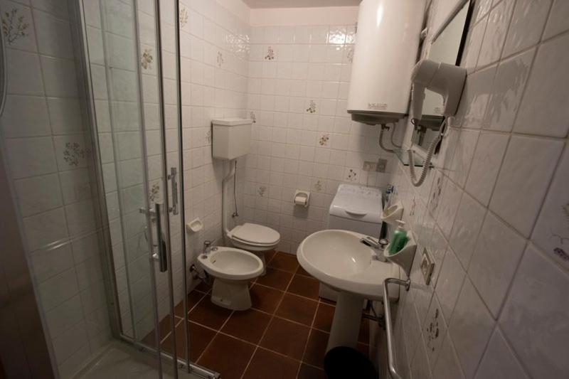 One-Bedroom Apartment - Photo 2