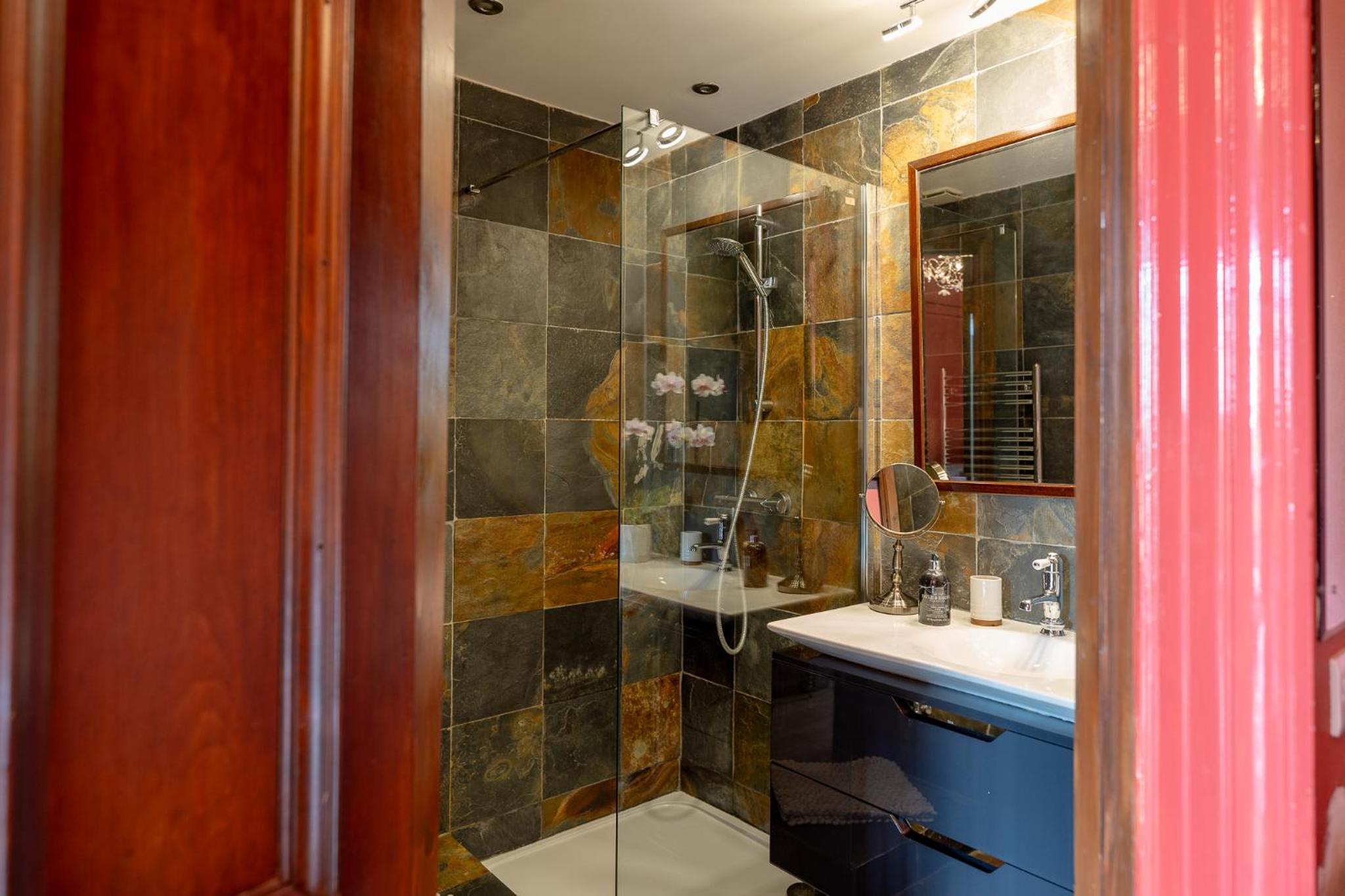 Superior King Room - Photo 5