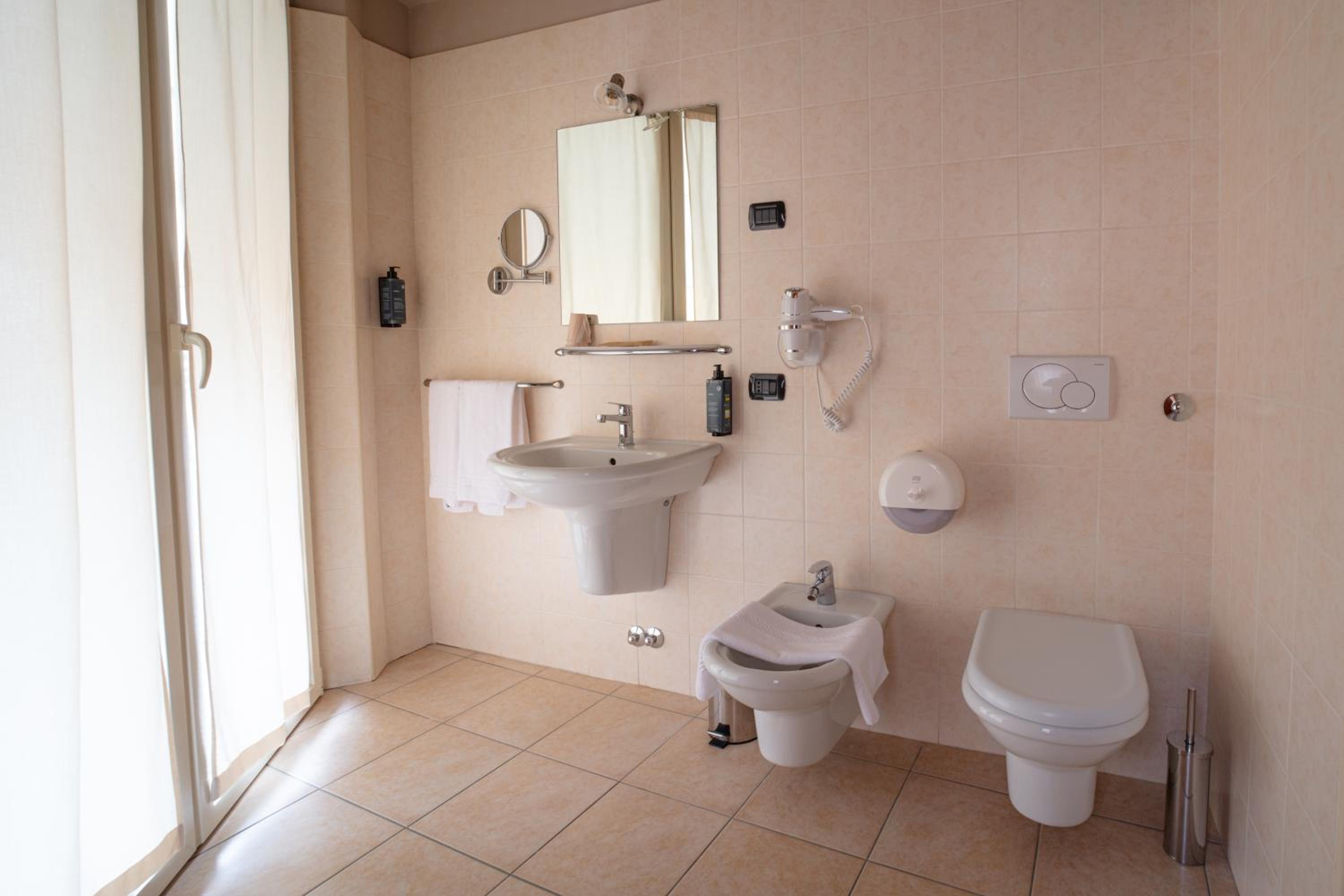 Deluxe Double Room with Balcony - Photo 5