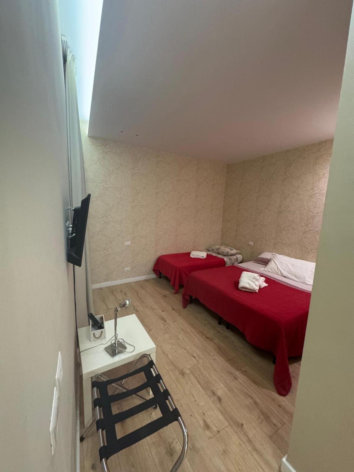 Twin Room with Balcony - Photo 3