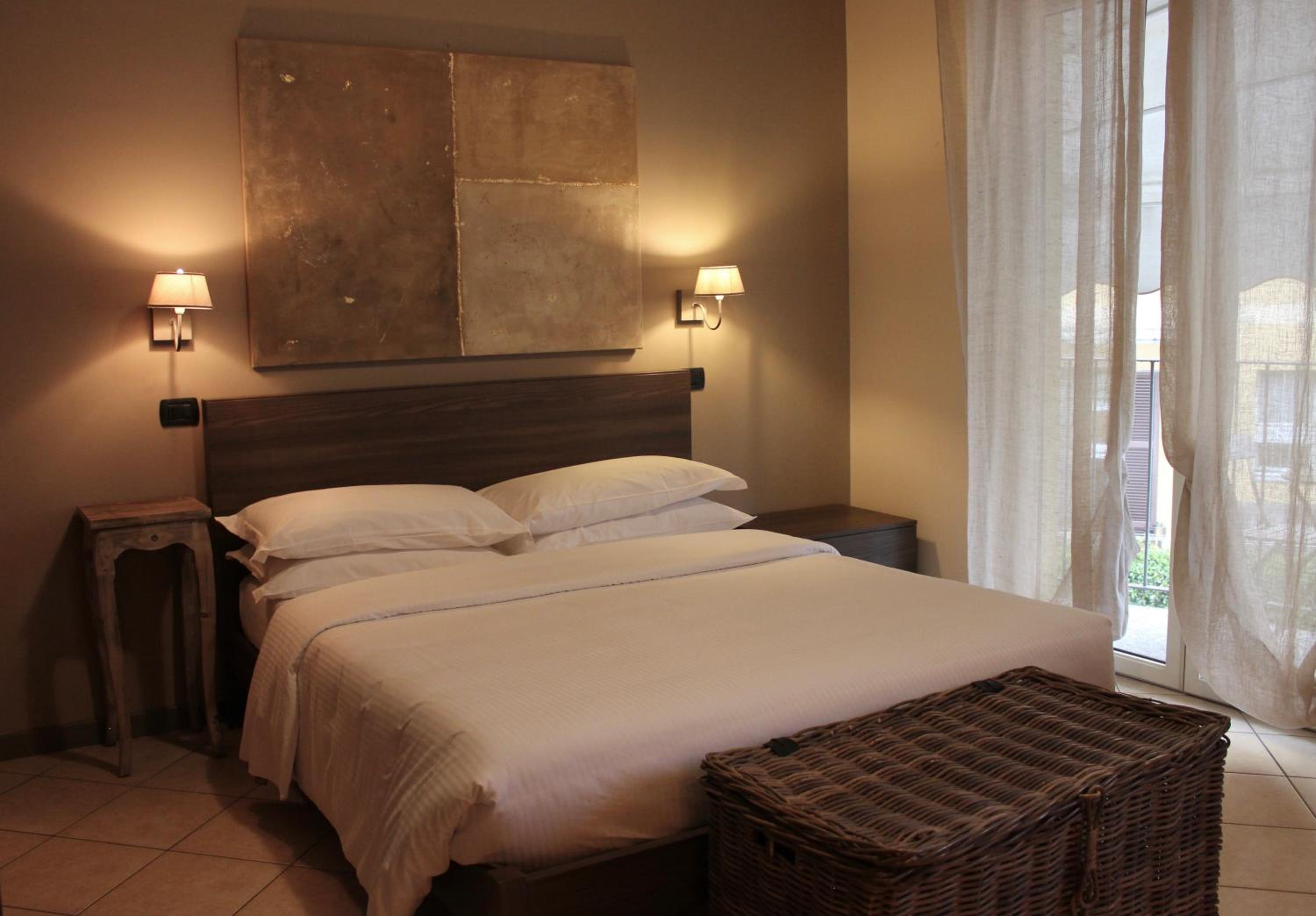 Deluxe Double Room with Balcony - Photo 9