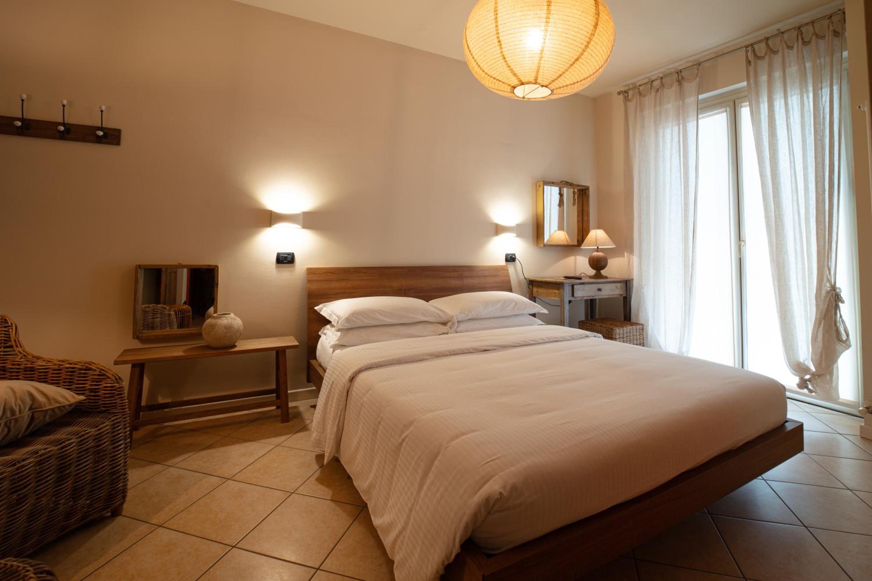 Deluxe Double Room with Balcony - Photo 10