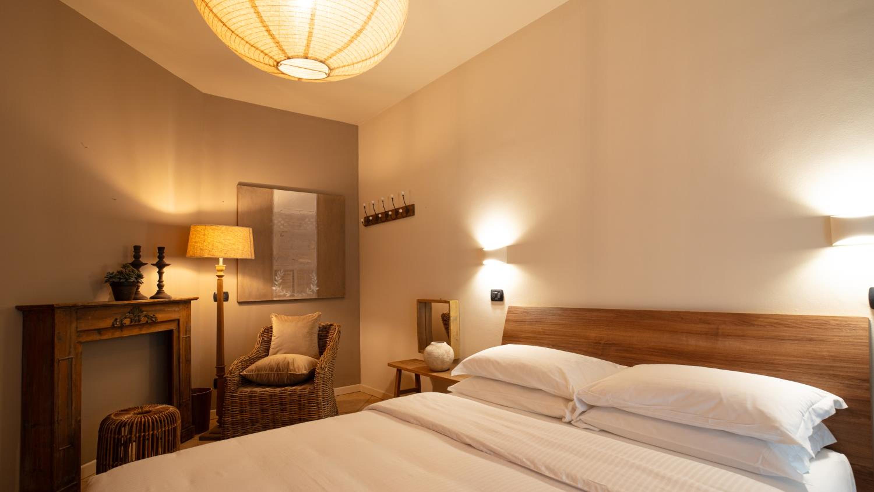 Deluxe Double Room with Balcony - Photo 7