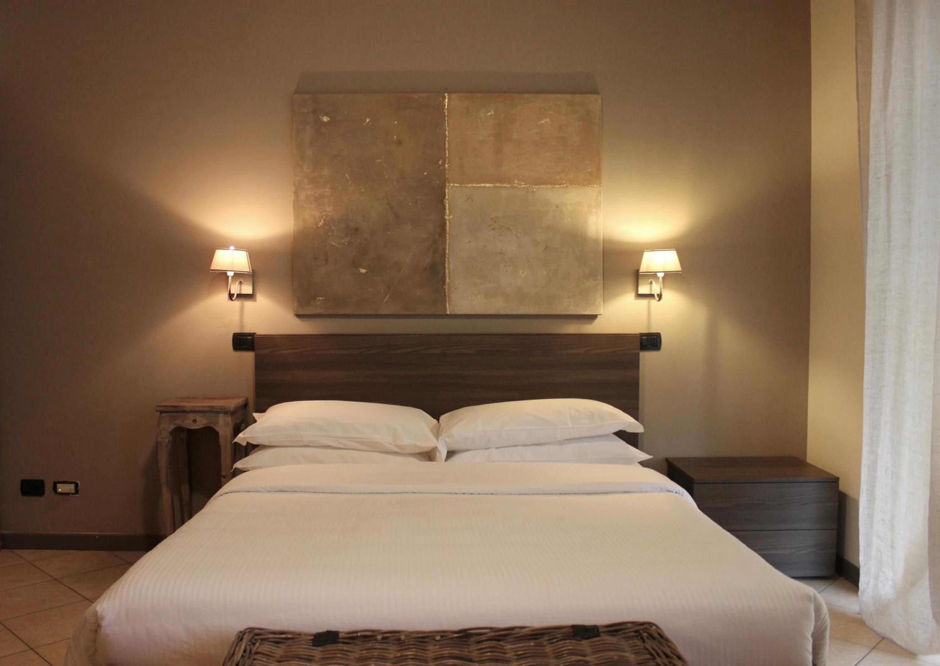 Deluxe Double Room with Balcony - Photo 8