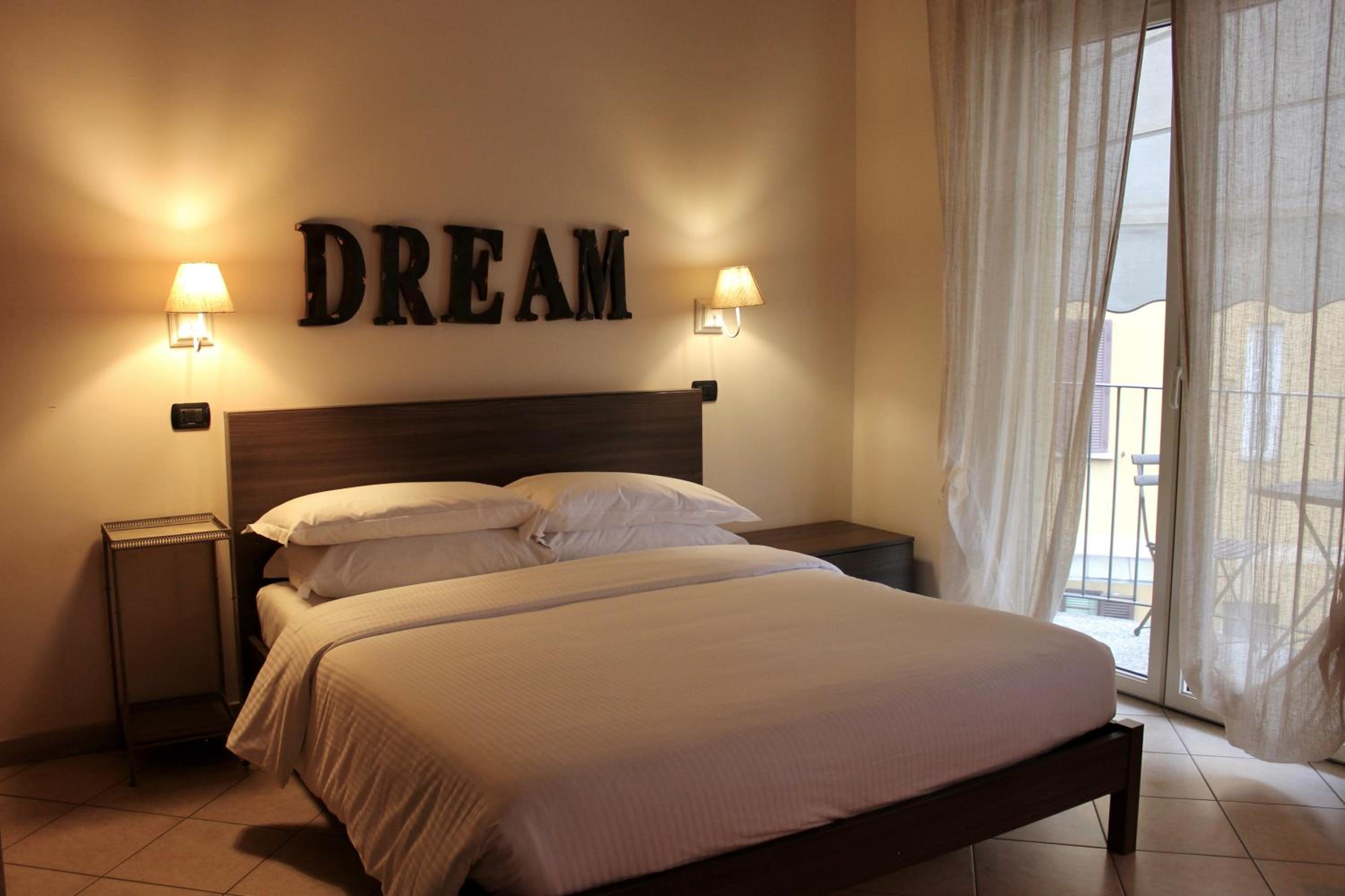 Deluxe Double Room with Balcony - Photo 6