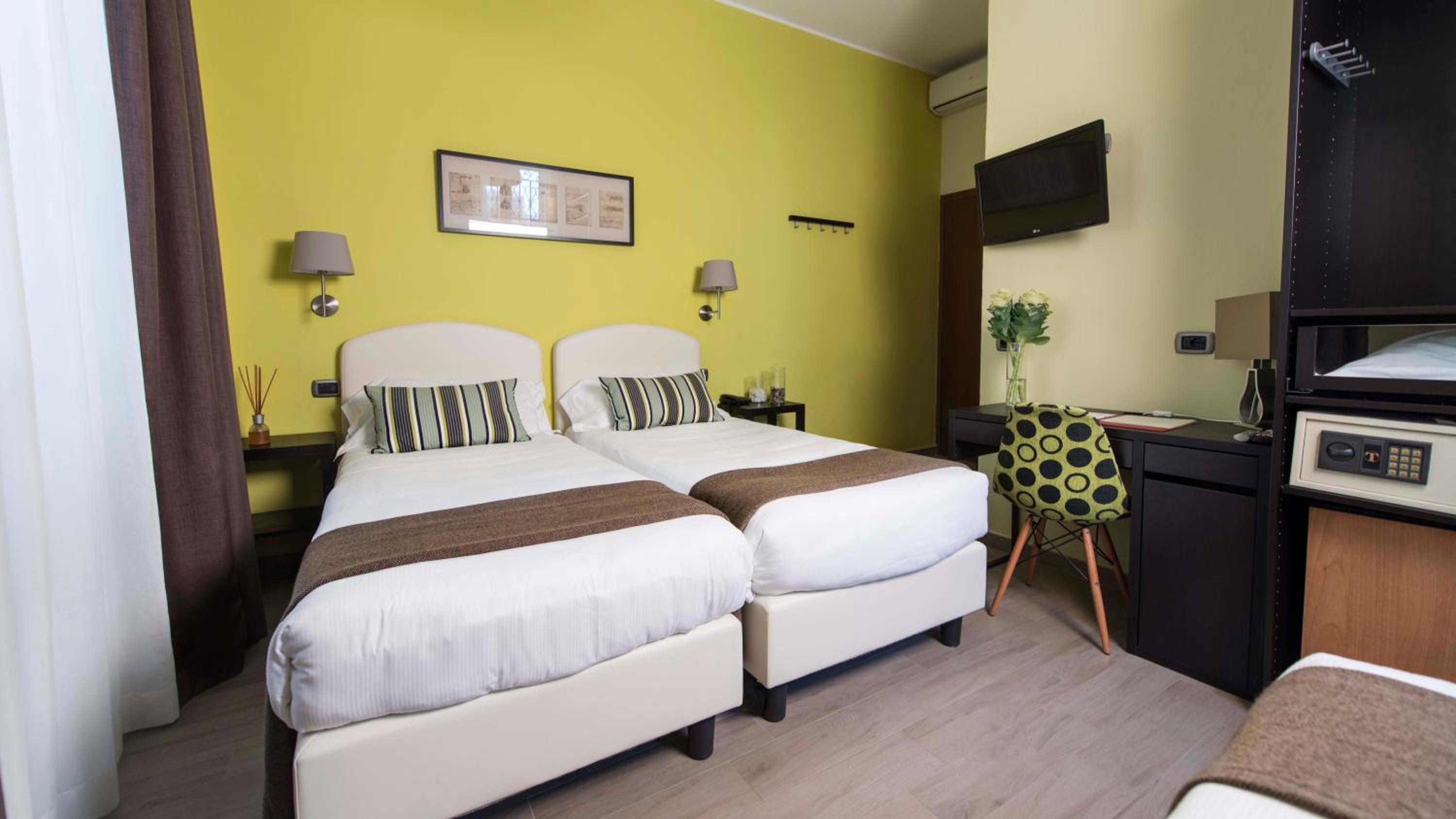 Triple Room thumbnail 5