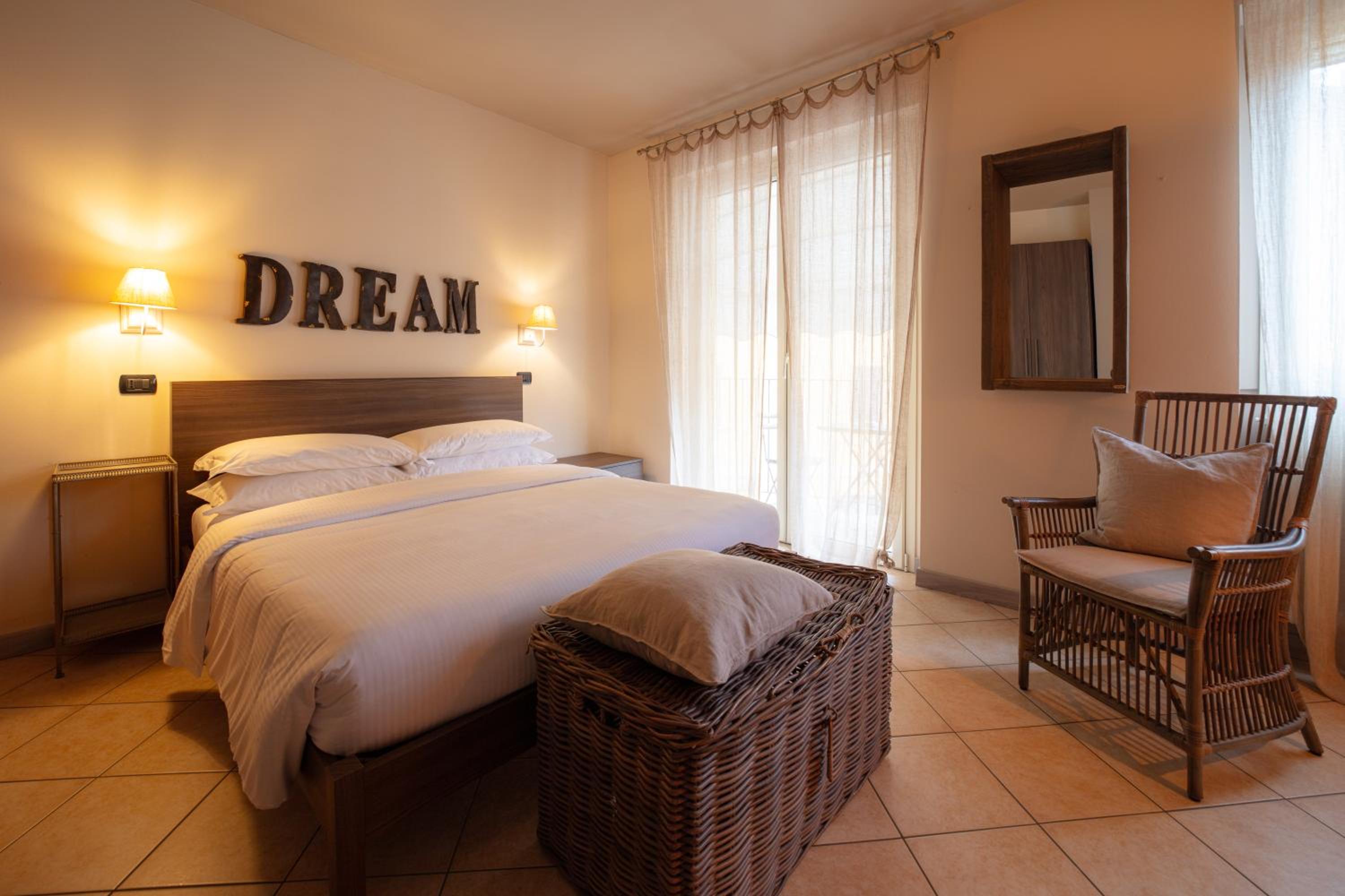 Deluxe Double Room with Balcony - Photo 2