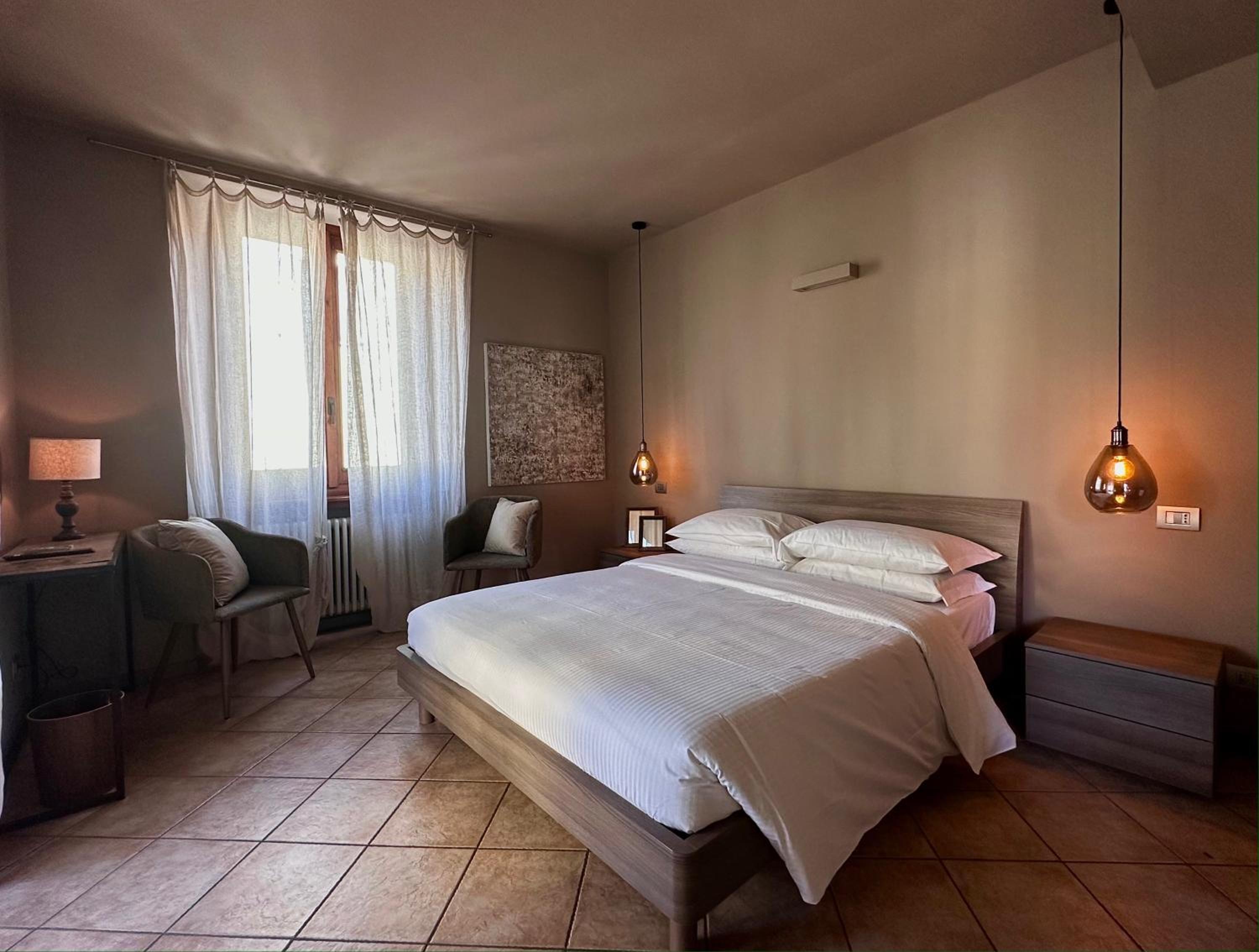 Deluxe Double Room with Balcony - Photo 4