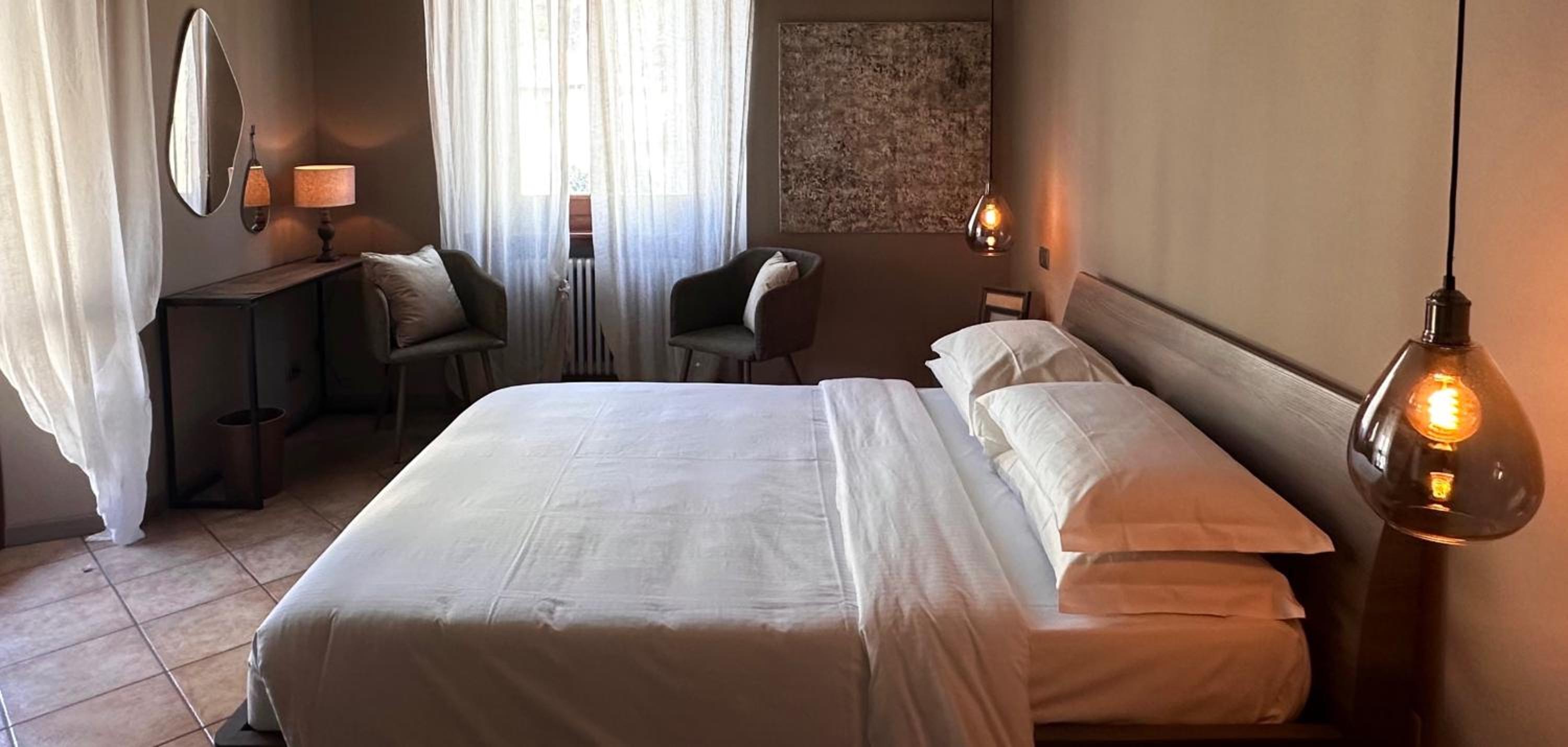 Deluxe Double Room with Balcony - Photo 3