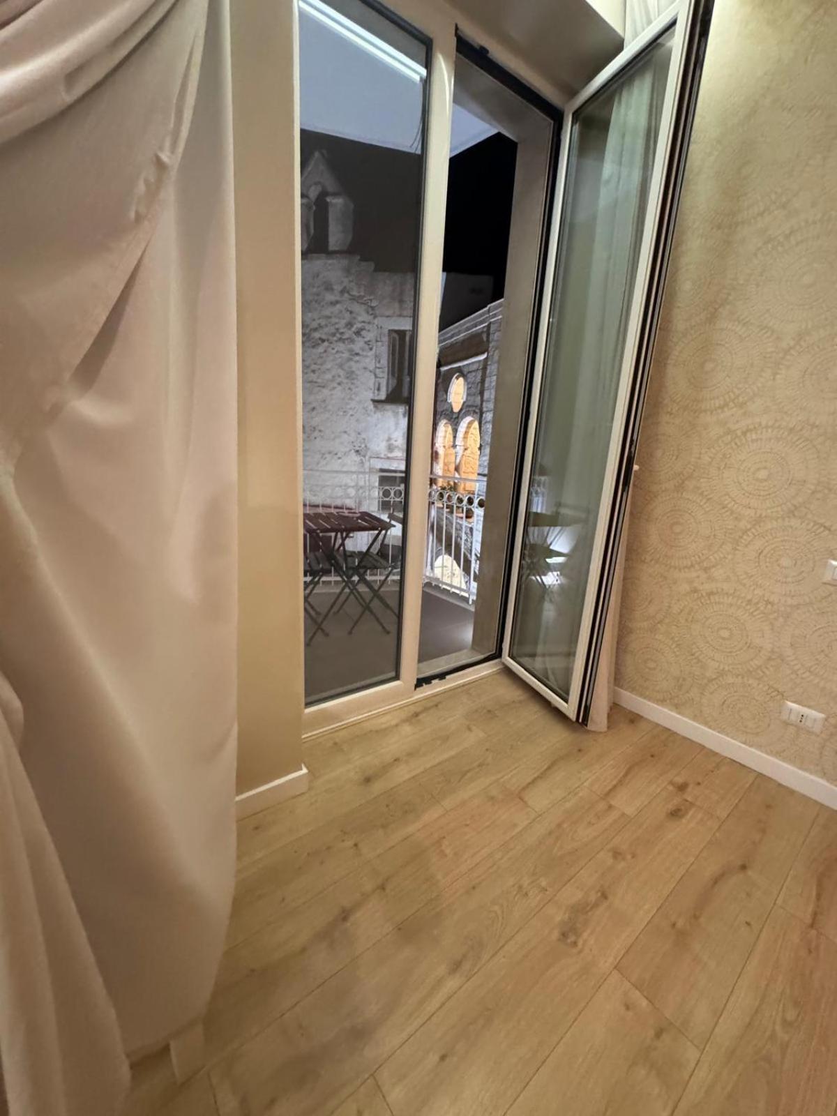 Twin Room with Balcony - Photo 5