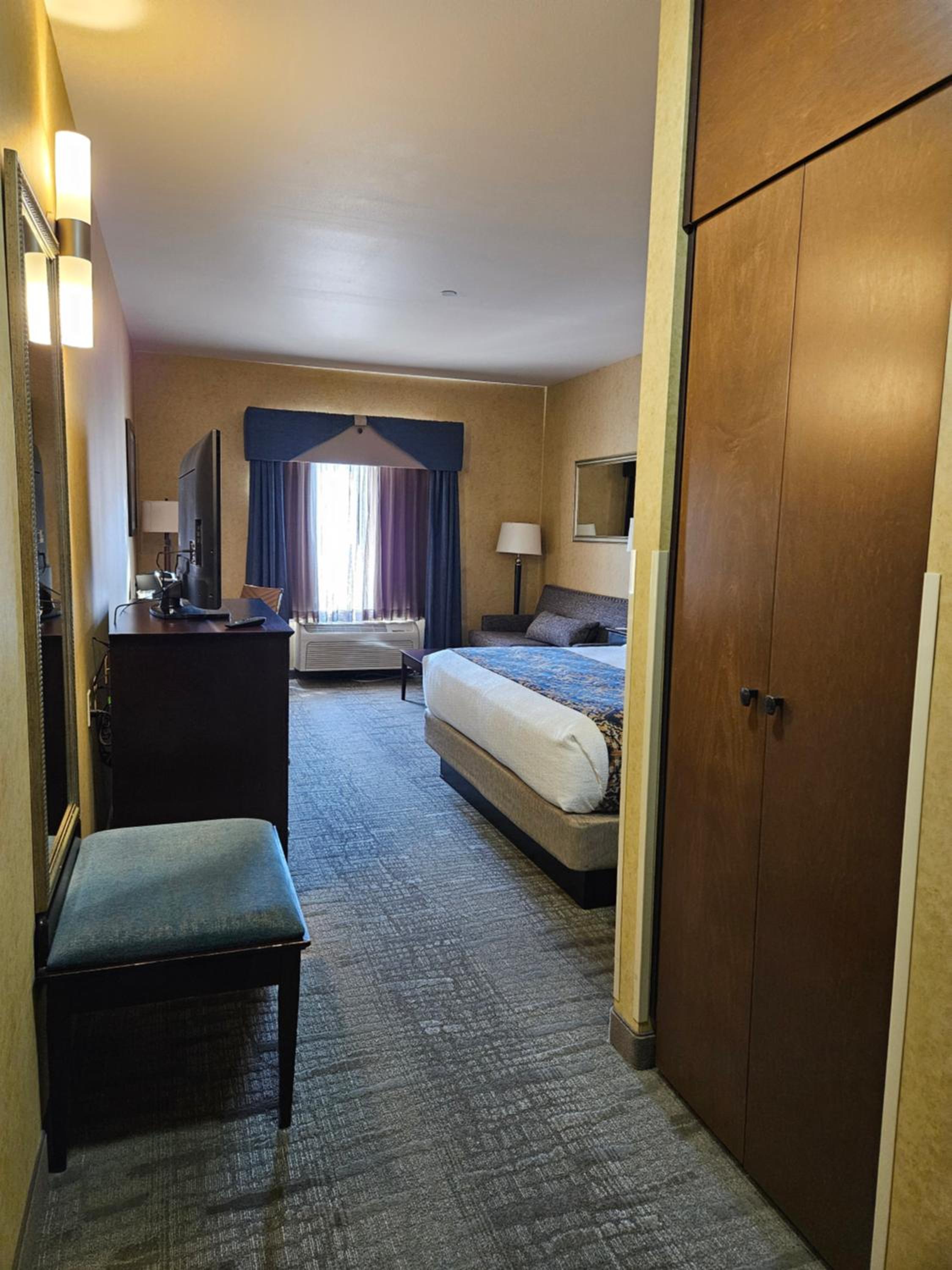 King Suite with Communication Assistance - Photo 2